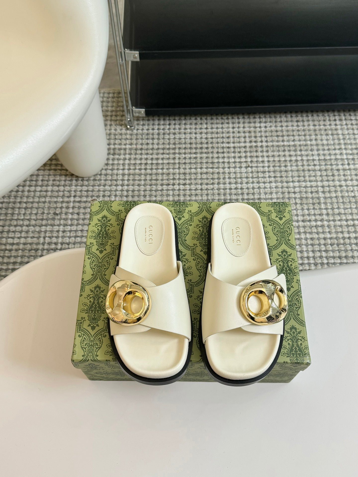 WOMEN'S SLIPPER IN WHITE CALFSKIN WITH GOLD HARDWARE - Image 3