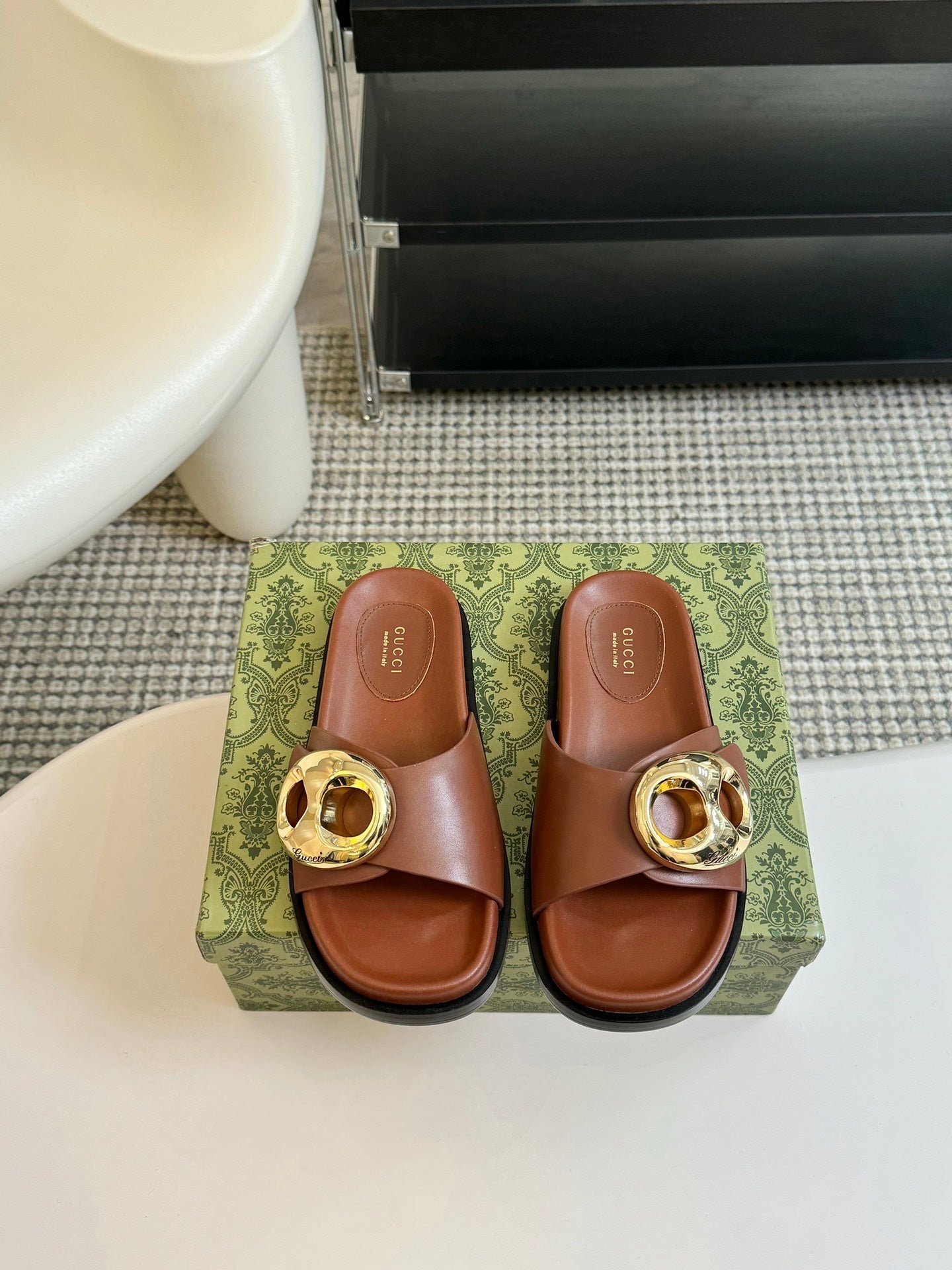 WOMEN'S SLIPPER IN BRONZE BROWN CALFSKIN WITH GOLD HARDWARE - Image 2