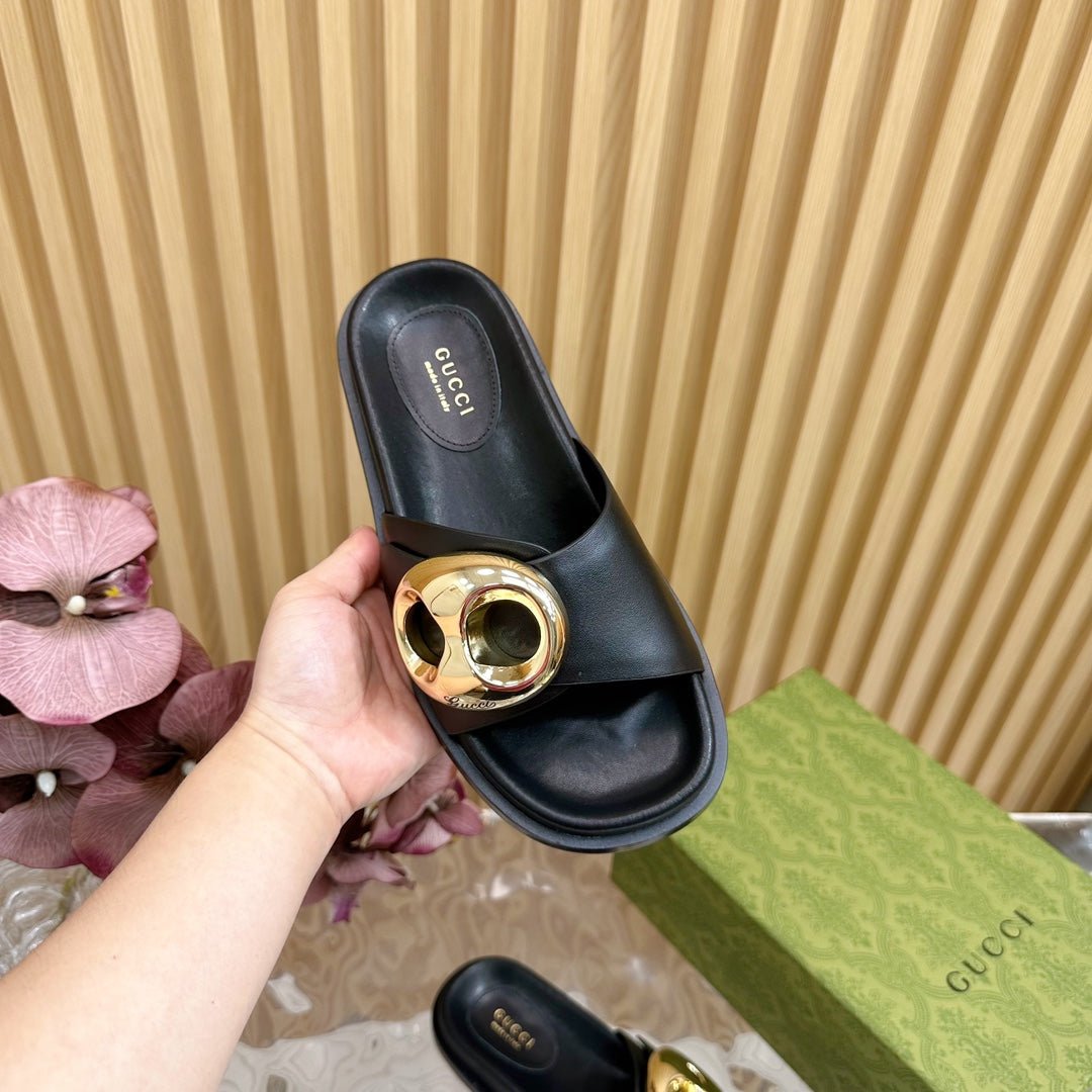WOMEN'S SLIPPER IN BLACK CALFSKIN WITH GOLD HARDWARE - Image 4