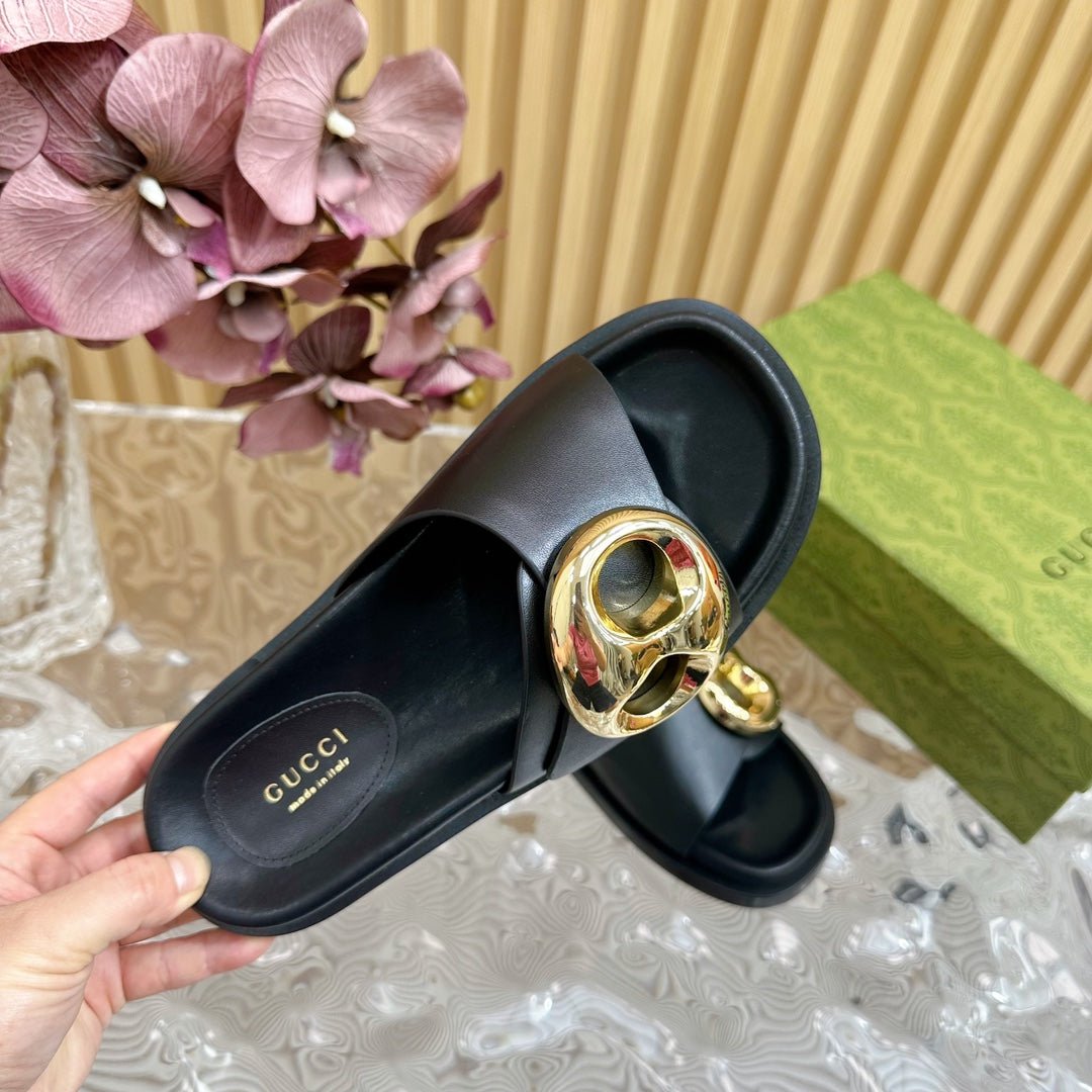 WOMEN'S SLIPPER IN BLACK CALFSKIN WITH GOLD HARDWARE - Image 3