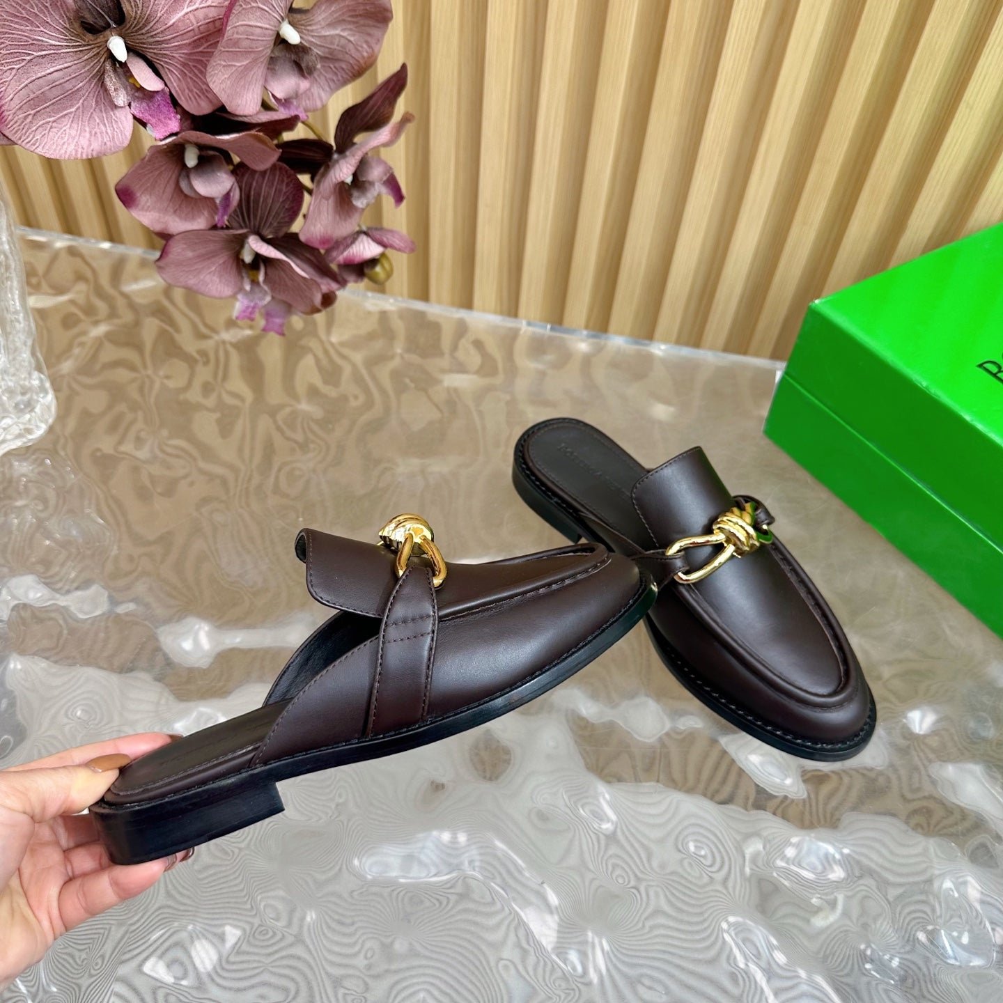 OPEN-BACK LOAFER REALISED IN CHESTNUT BROWN SOFT CALFSKIN WITH SIGNATURE METALLIC KNOT DETAIL - Image 9