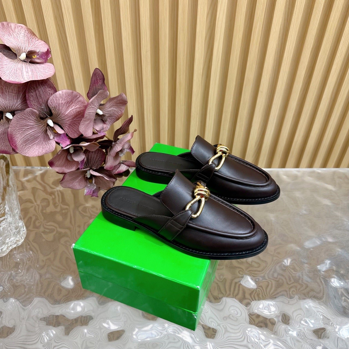 OPEN-BACK LOAFER REALISED IN CHESTNUT BROWN SOFT CALFSKIN WITH SIGNATURE METALLIC KNOT DETAIL - Image 4