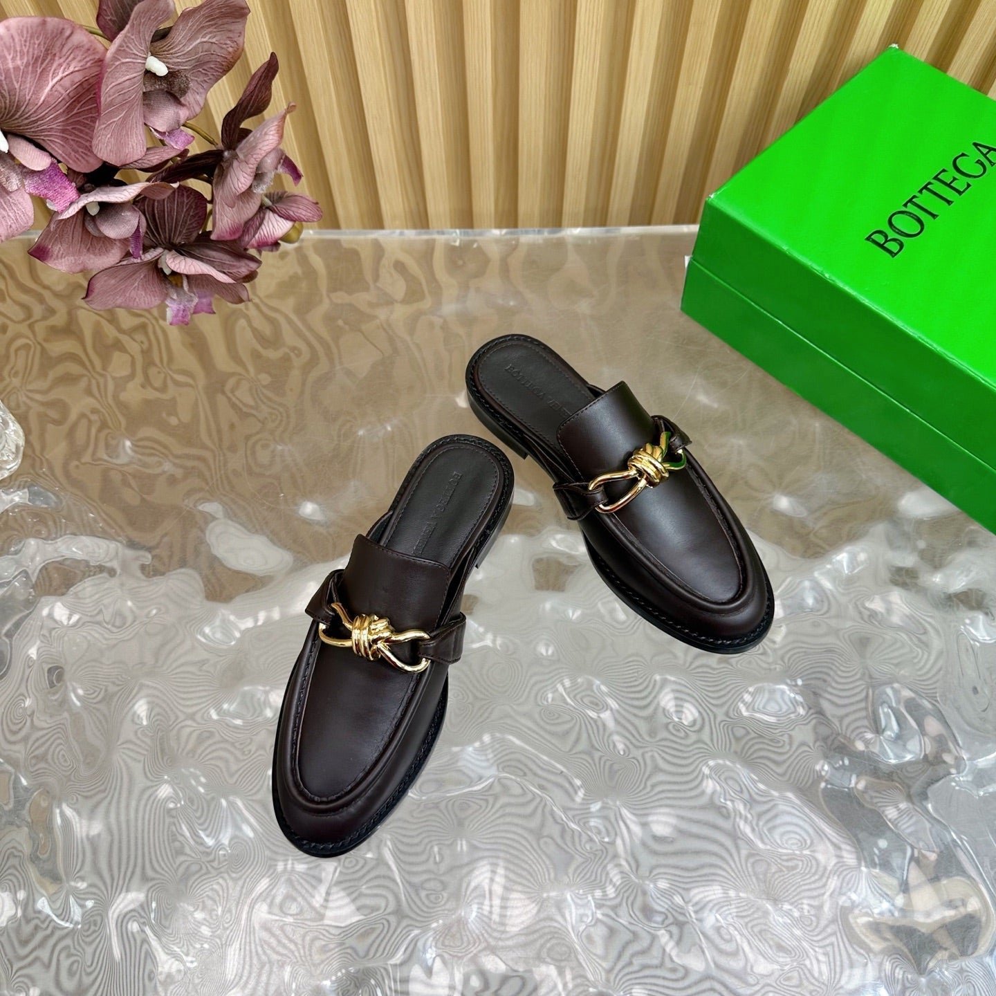 OPEN-BACK LOAFER REALISED IN CHESTNUT BROWN SOFT CALFSKIN WITH SIGNATURE METALLIC KNOT DETAIL - Image 3