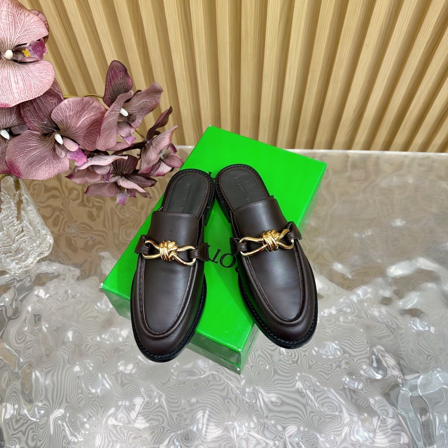 OPEN-BACK LOAFER REALISED IN CHESTNUT BROWN SOFT CALFSKIN WITH SIGNATURE METALLIC KNOT DETAIL - Image 7