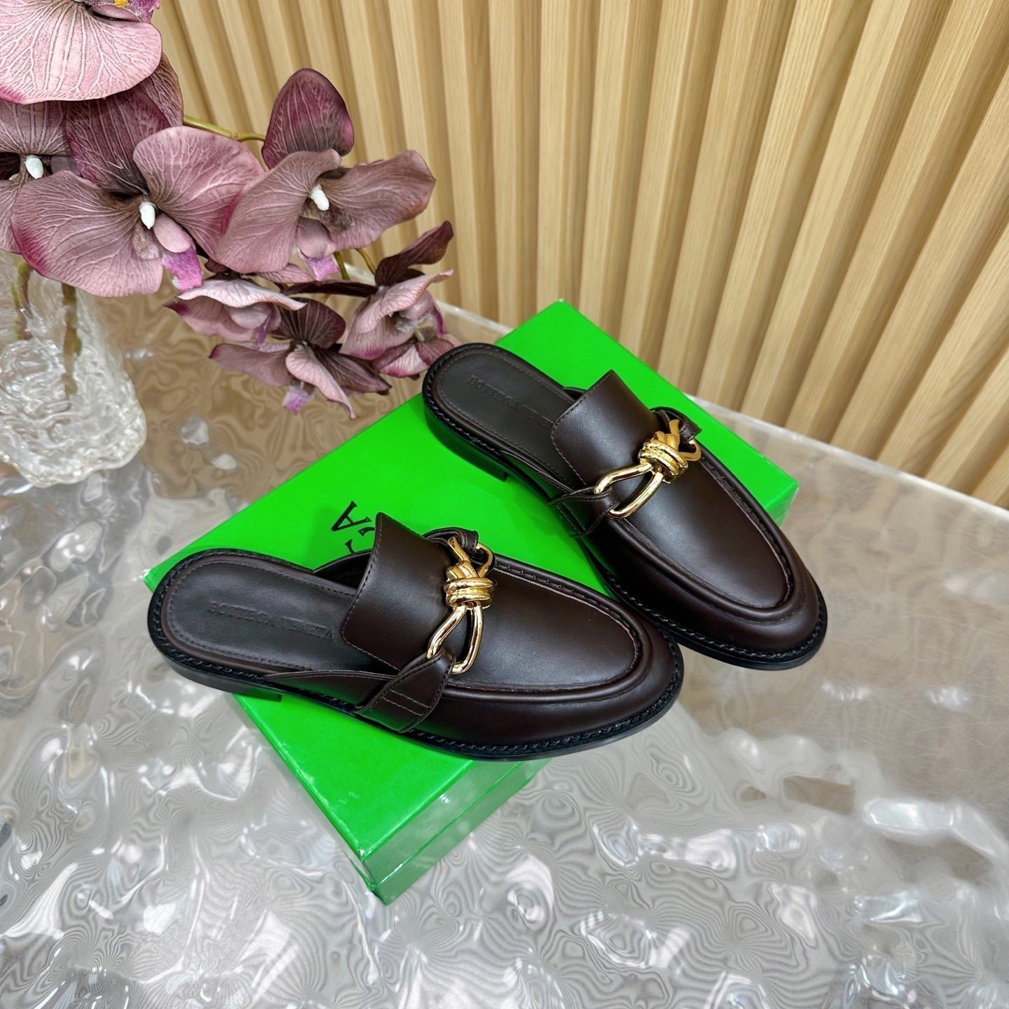 OPEN-BACK LOAFER REALISED IN CHESTNUT BROWN SOFT CALFSKIN WITH SIGNATURE METALLIC KNOT DETAIL - Image 2
