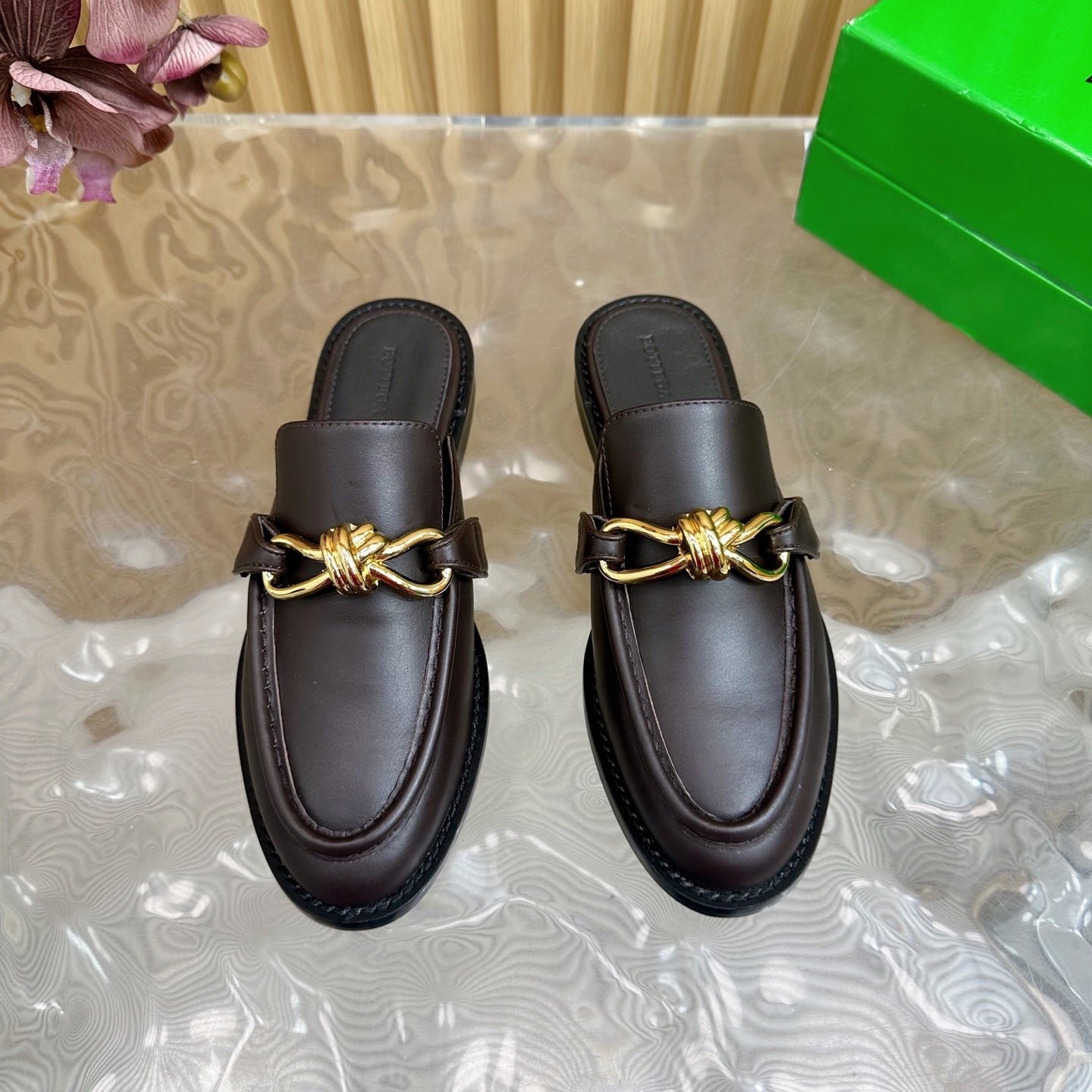 OPEN-BACK LOAFER REALISED IN CHESTNUT BROWN SOFT CALFSKIN WITH SIGNATURE METALLIC KNOT DETAIL - Image 6