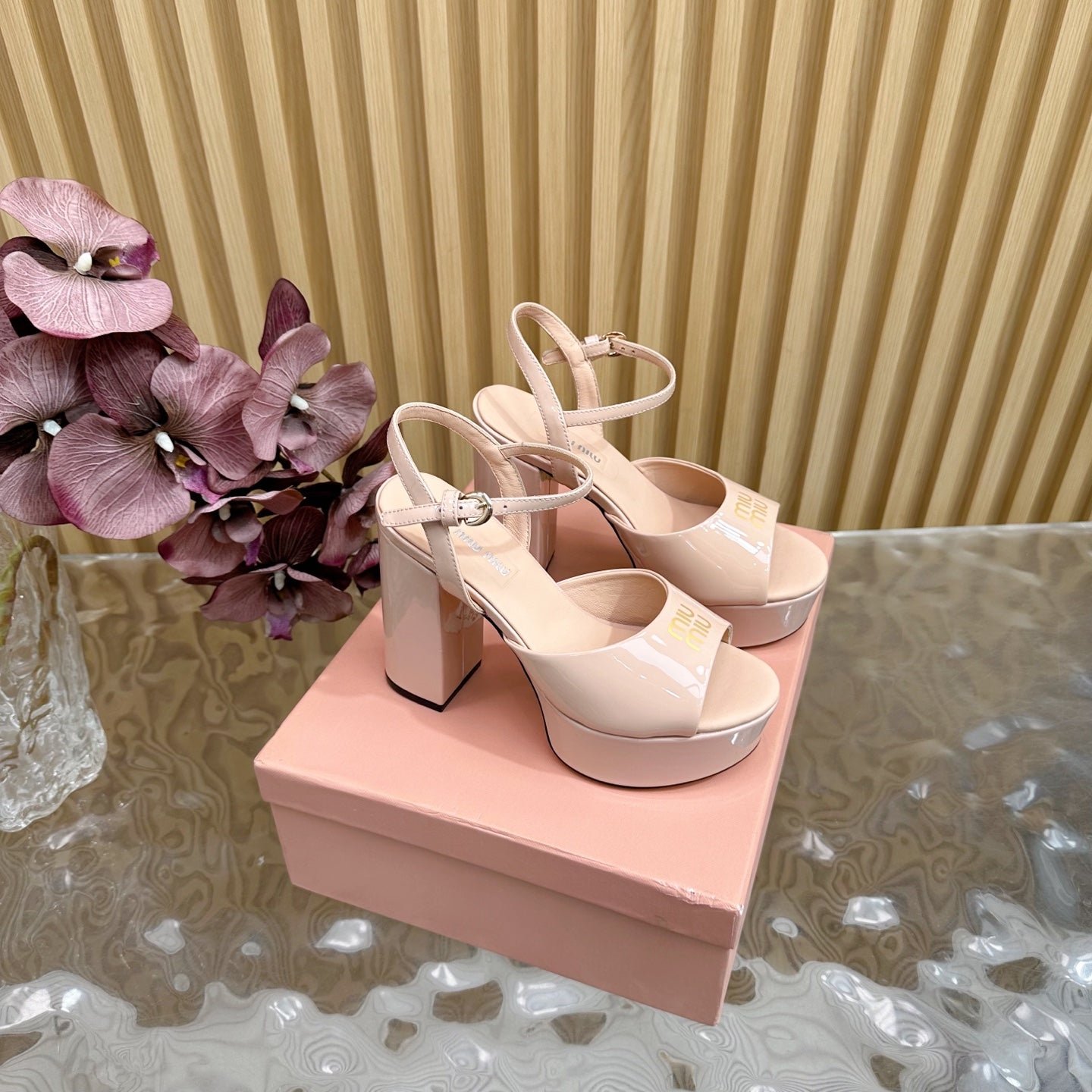 PLATFORM HEELS IN LADY PINK PATENT CALFSKIN GOLD LOGO IN STRAP - Image 2