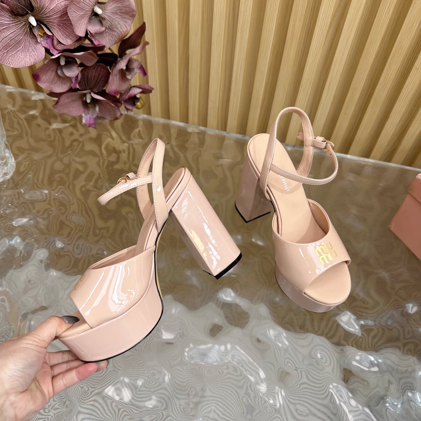 PLATFORM HEELS IN LADY PINK PATENT CALFSKIN GOLD LOGO IN STRAP - Image 3