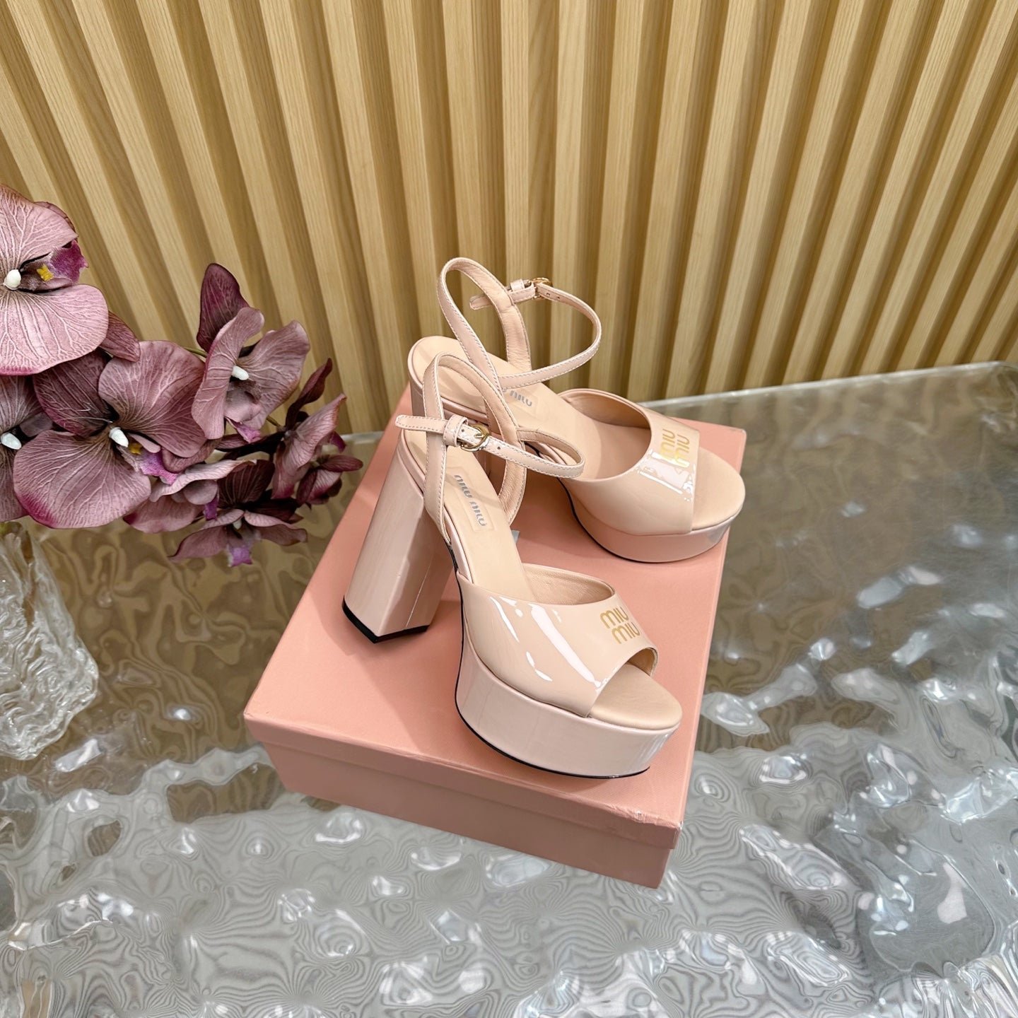 PLATFORM HEELS IN LADY PINK PATENT CALFSKIN GOLD LOGO IN STRAP - Image 4