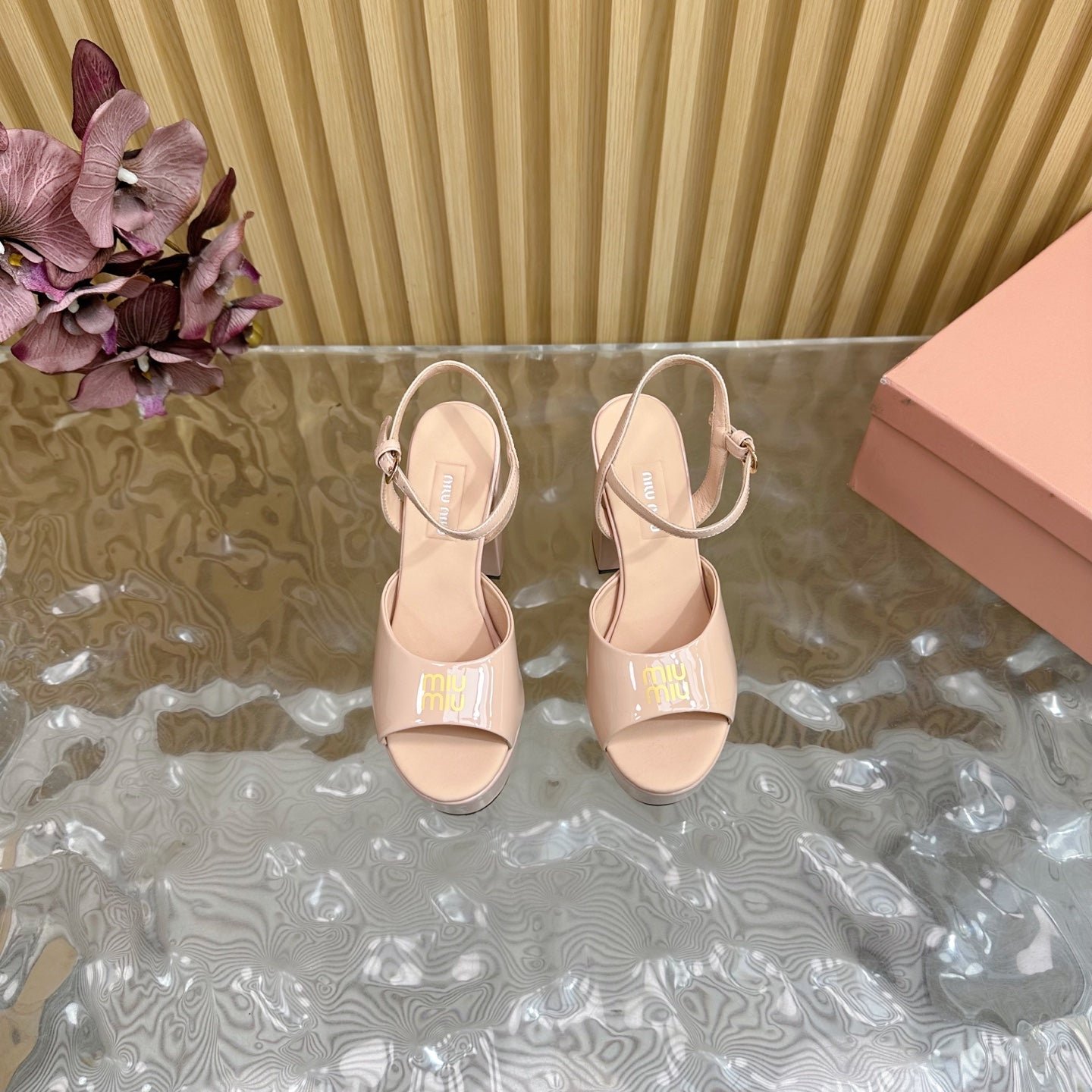 PLATFORM HEELS IN LADY PINK PATENT CALFSKIN GOLD LOGO IN STRAP - Image 6