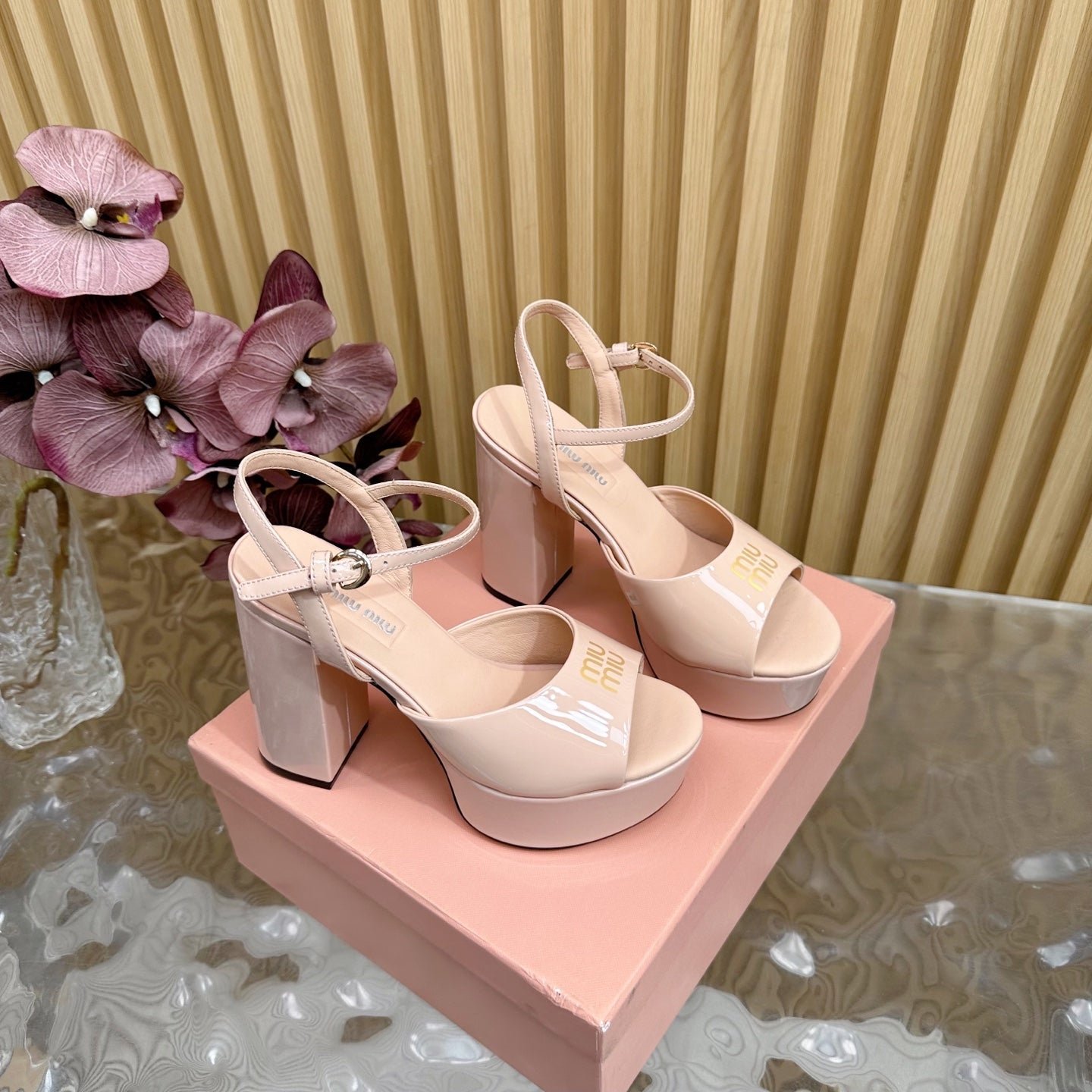 PLATFORM HEELS IN LADY PINK PATENT CALFSKIN GOLD LOGO IN STRAP - Image 7