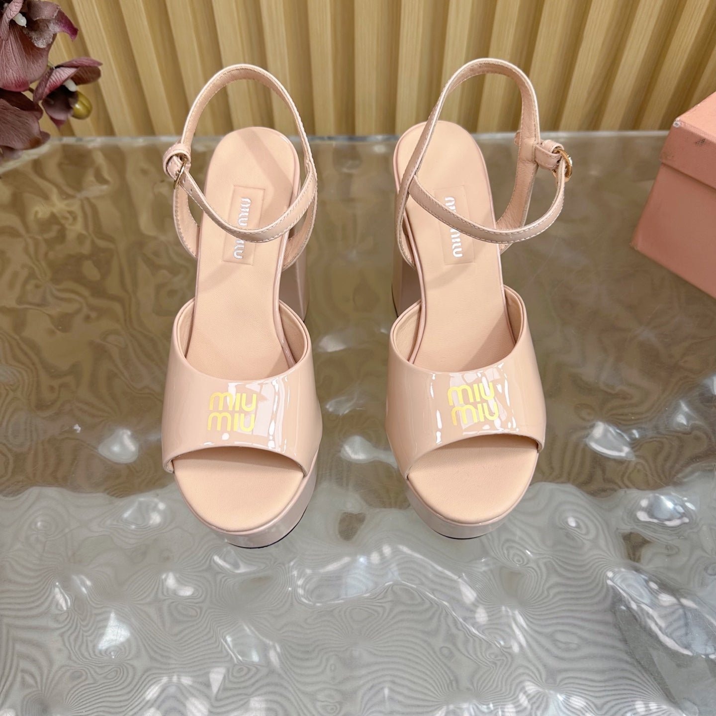 PLATFORM HEELS IN LADY PINK PATENT CALFSKIN GOLD LOGO IN STRAP - Image 9