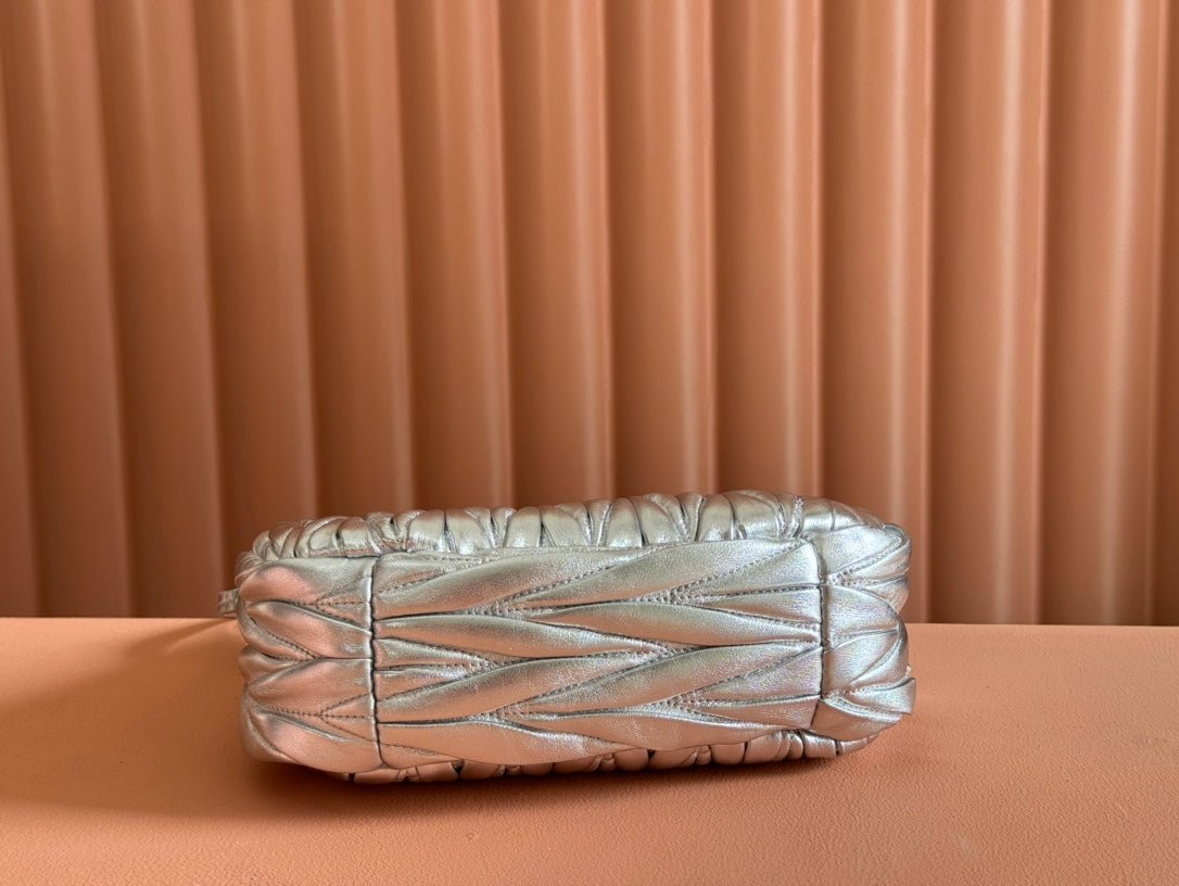 WANDER MATELASSÉ HANDBAG 23 IN SILVER PATENT LAMBSKIN - Image 6