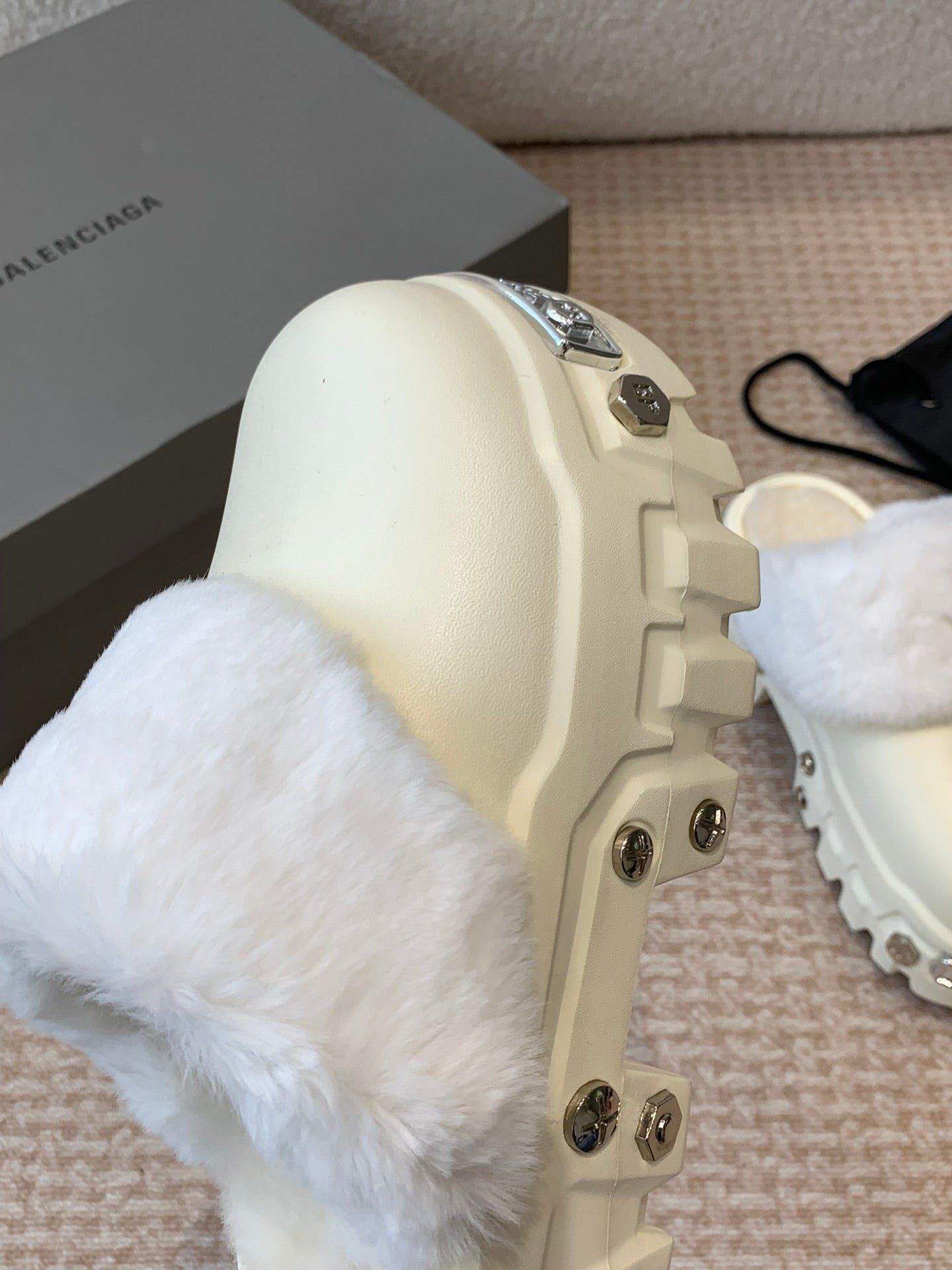 PLATFORM MULES IN BEIGE RUBBER MIX RABBIT FUR SILVER HARDWARE - Image 3