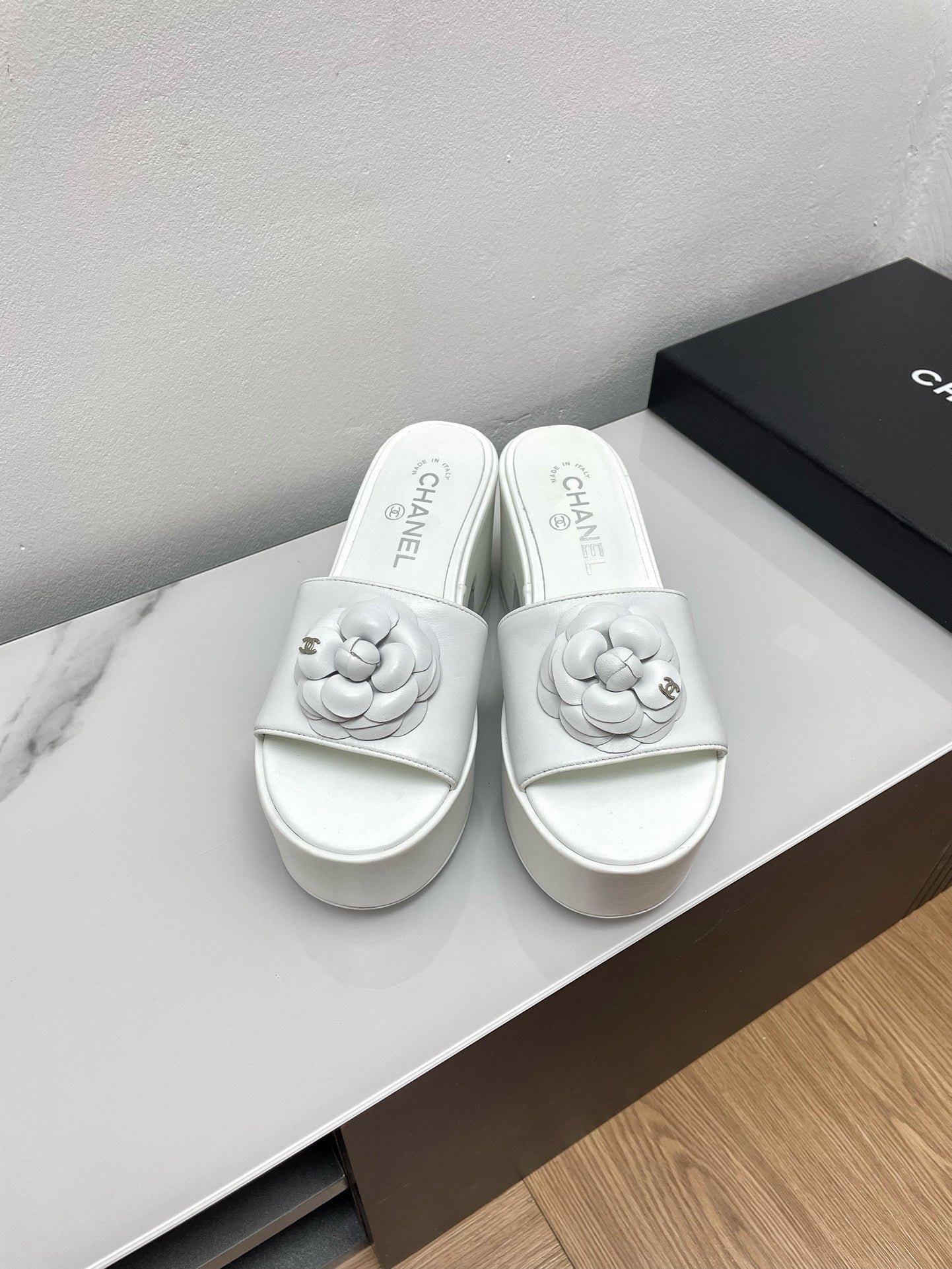 WEDGE PLATFORM WHITE LAMBSKIN WITH FLOWER - Image 3