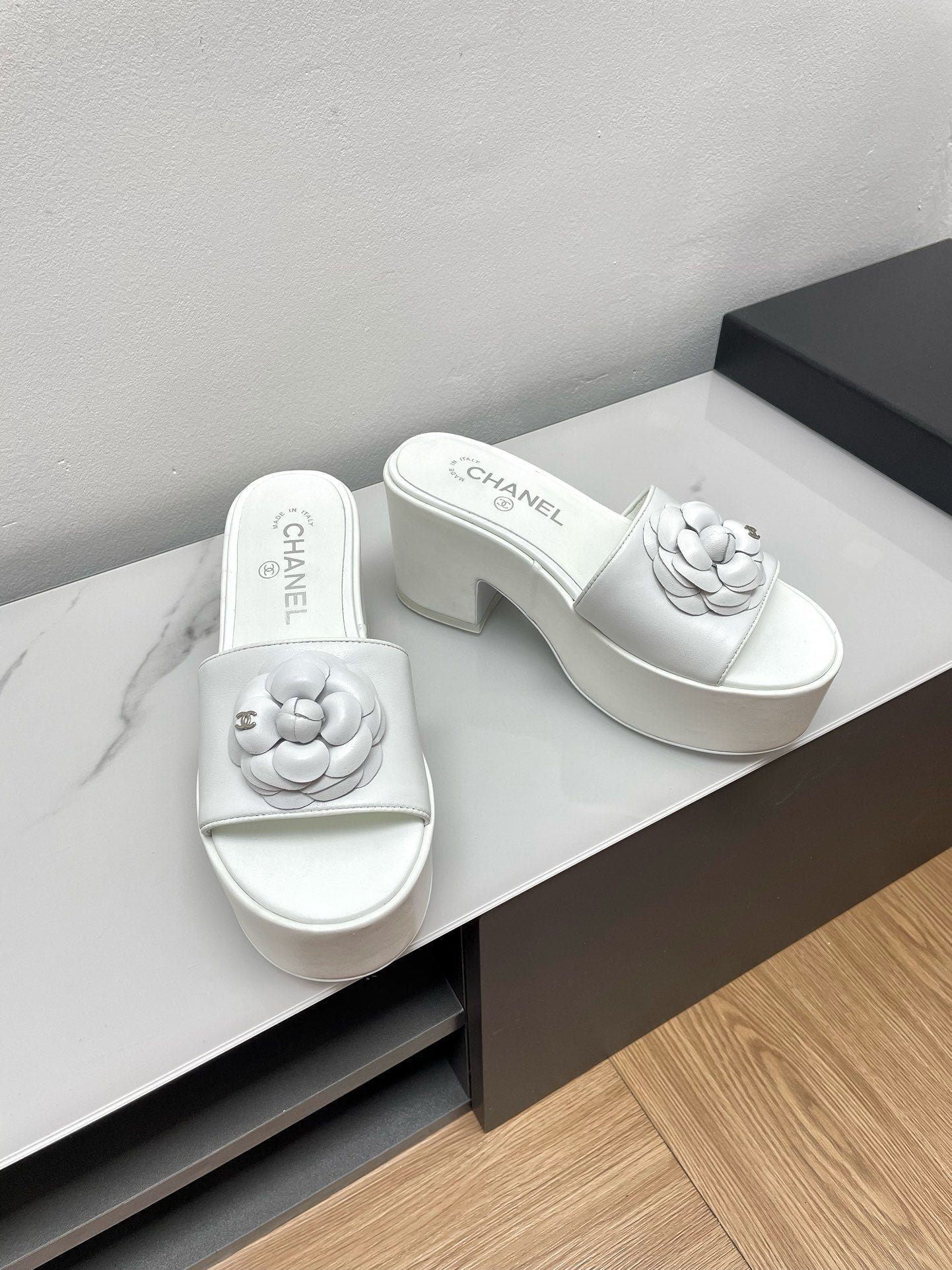 WEDGE PLATFORM WHITE LAMBSKIN WITH FLOWER - Image 5