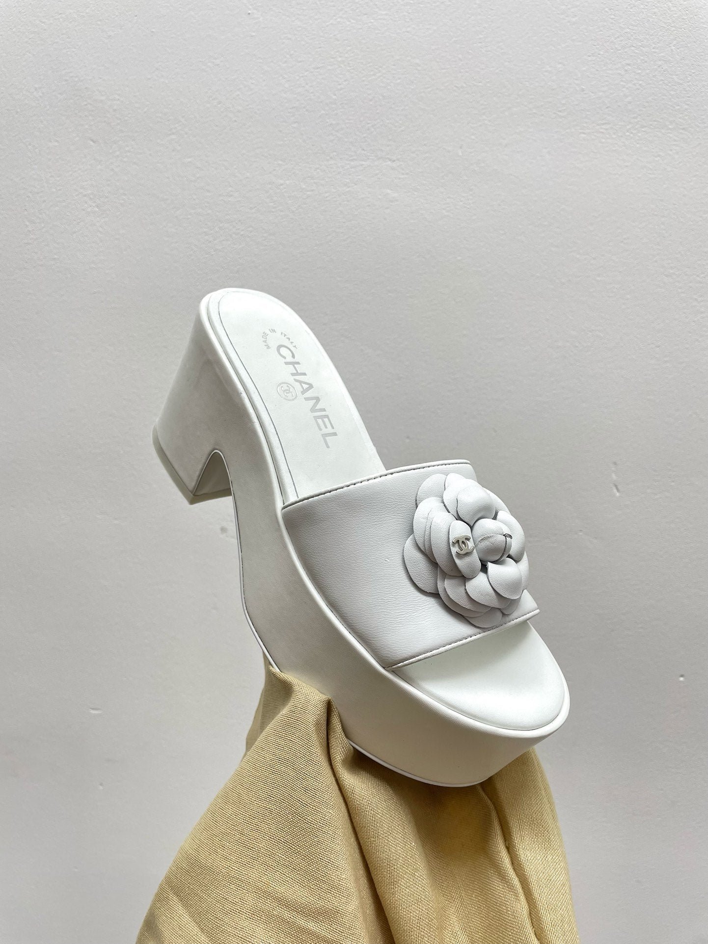 WEDGE PLATFORM WHITE LAMBSKIN WITH FLOWER - Image 6