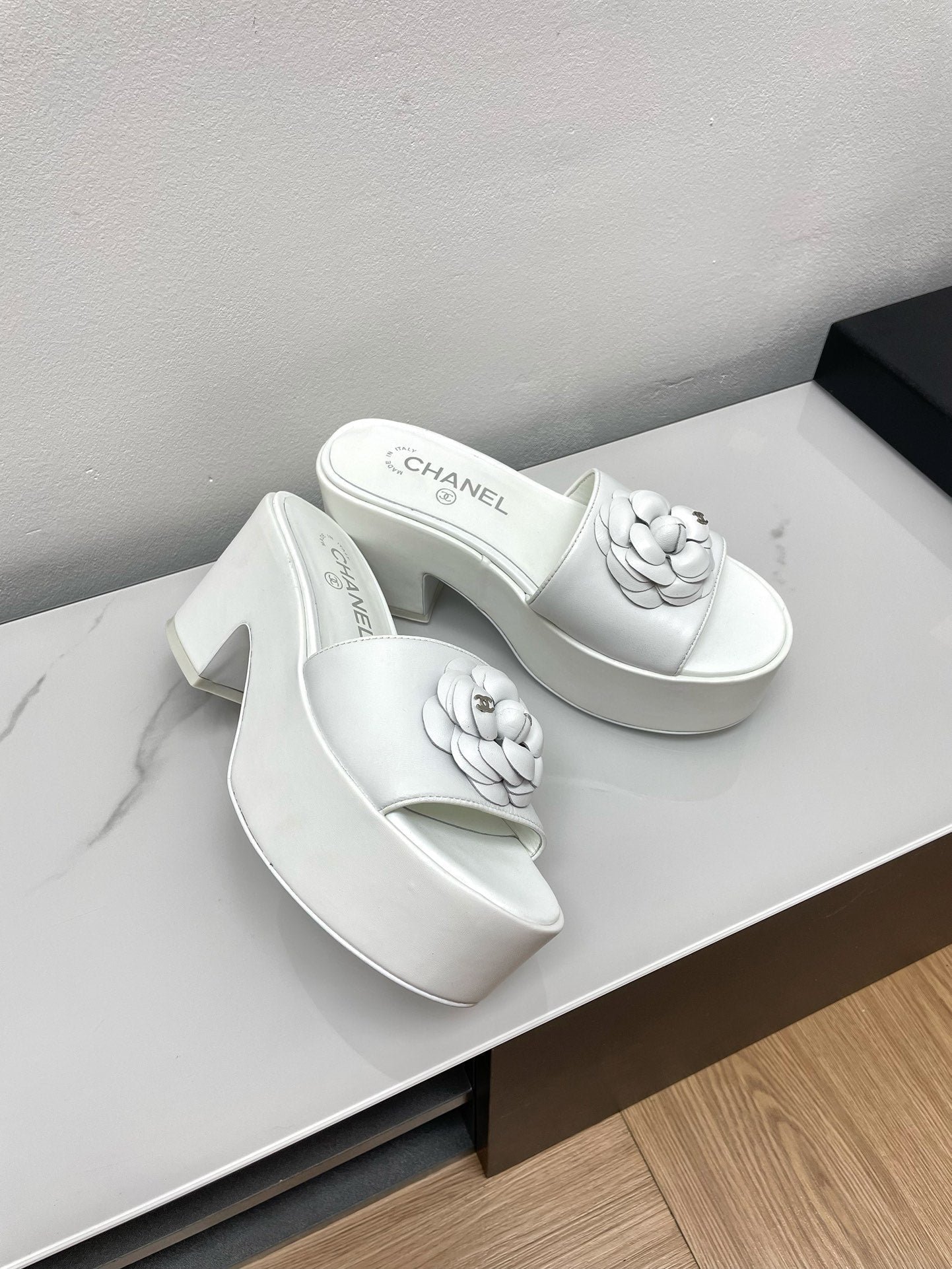 WEDGE PLATFORM WHITE LAMBSKIN WITH FLOWER - Image 2