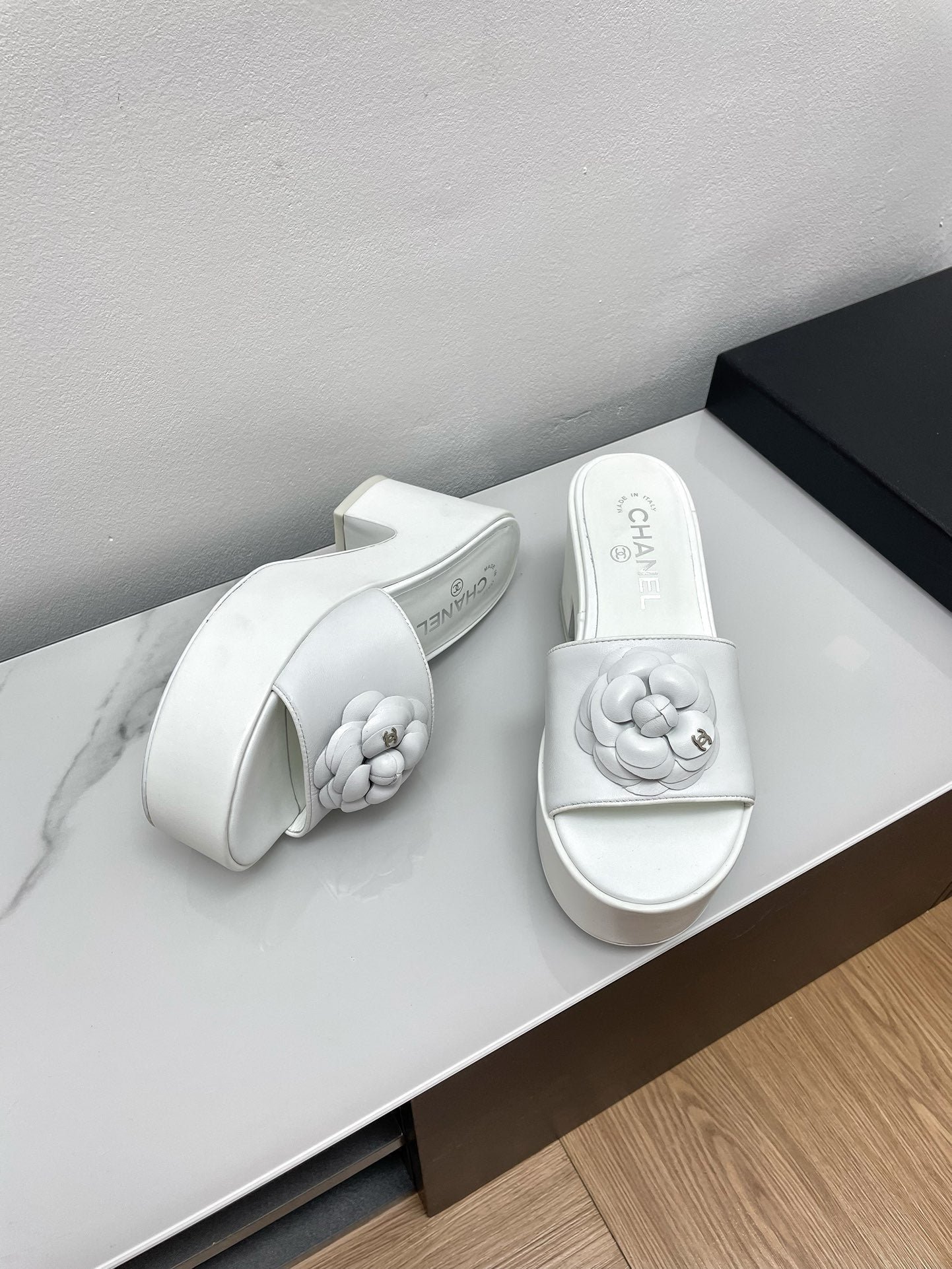 WEDGE PLATFORM WHITE LAMBSKIN WITH FLOWER - Image 4