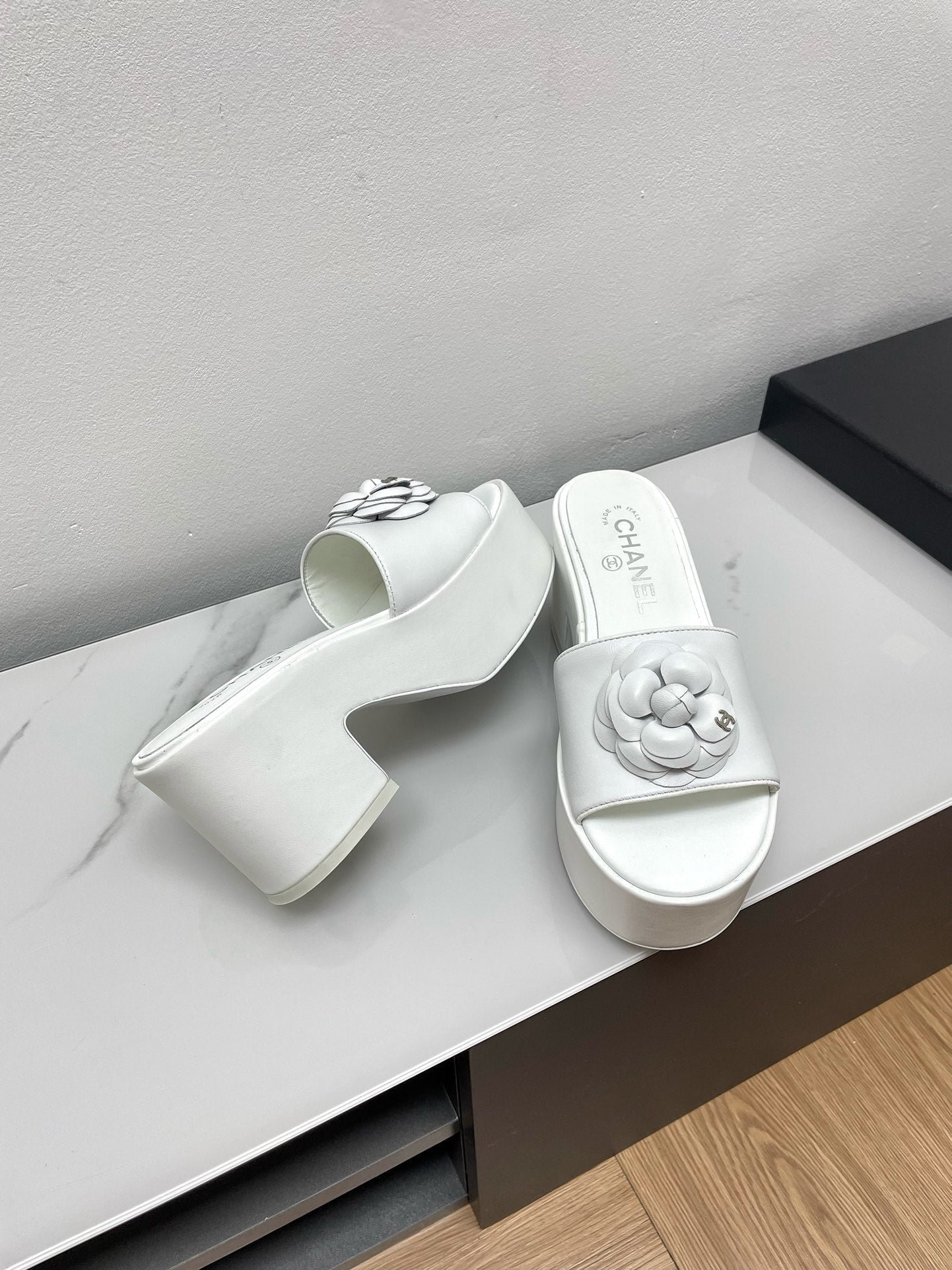 WEDGE PLATFORM WHITE LAMBSKIN WITH FLOWER - Image 7