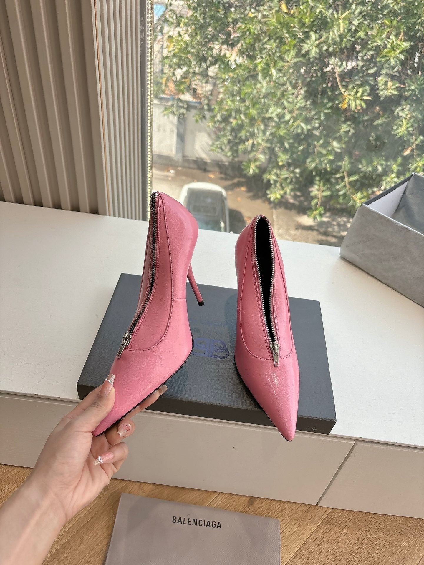 ZIPPER POINTED-TOE HIGH PUMPS IN BUBBLEGUM PINK SHINY LAMBSKIN - Image 6
