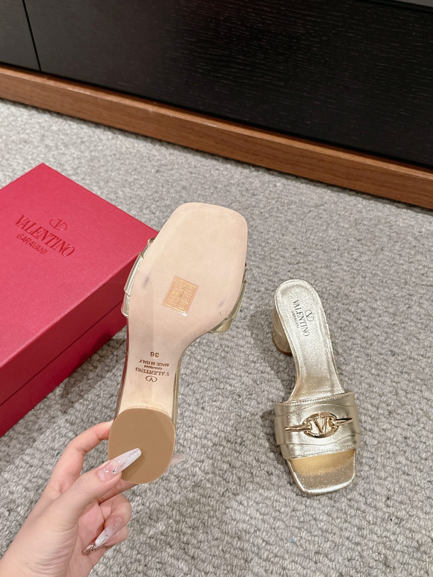 VLOGO SIGNATURE SLIDE SANDAL 60MM IN GOLD CALFSKIN - Image 9