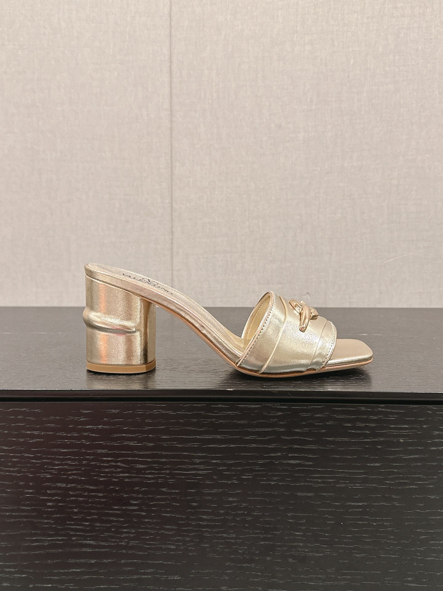 VLOGO SIGNATURE SLIDE SANDAL 60MM IN GOLD CALFSKIN - Image 5
