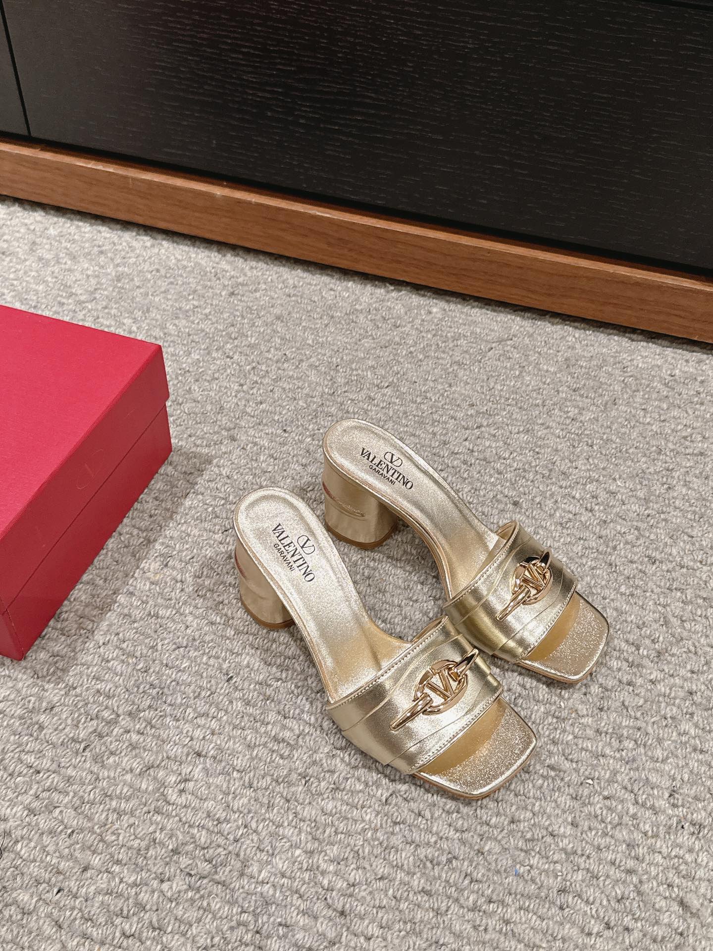VLOGO SIGNATURE SLIDE SANDAL 60MM IN GOLD CALFSKIN - Image 2