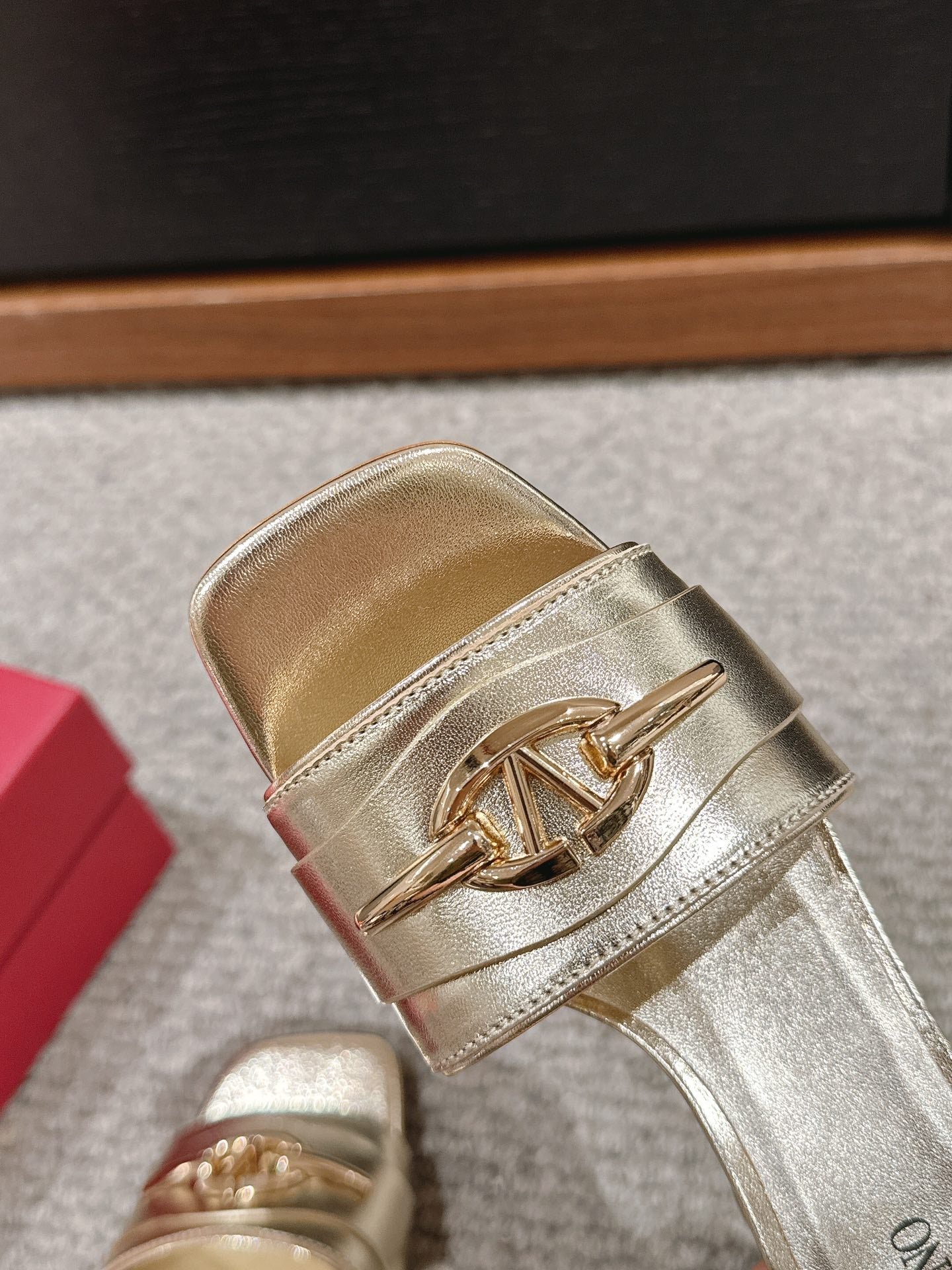 VLOGO SIGNATURE SLIDE SANDAL 60MM IN GOLD CALFSKIN - Image 6