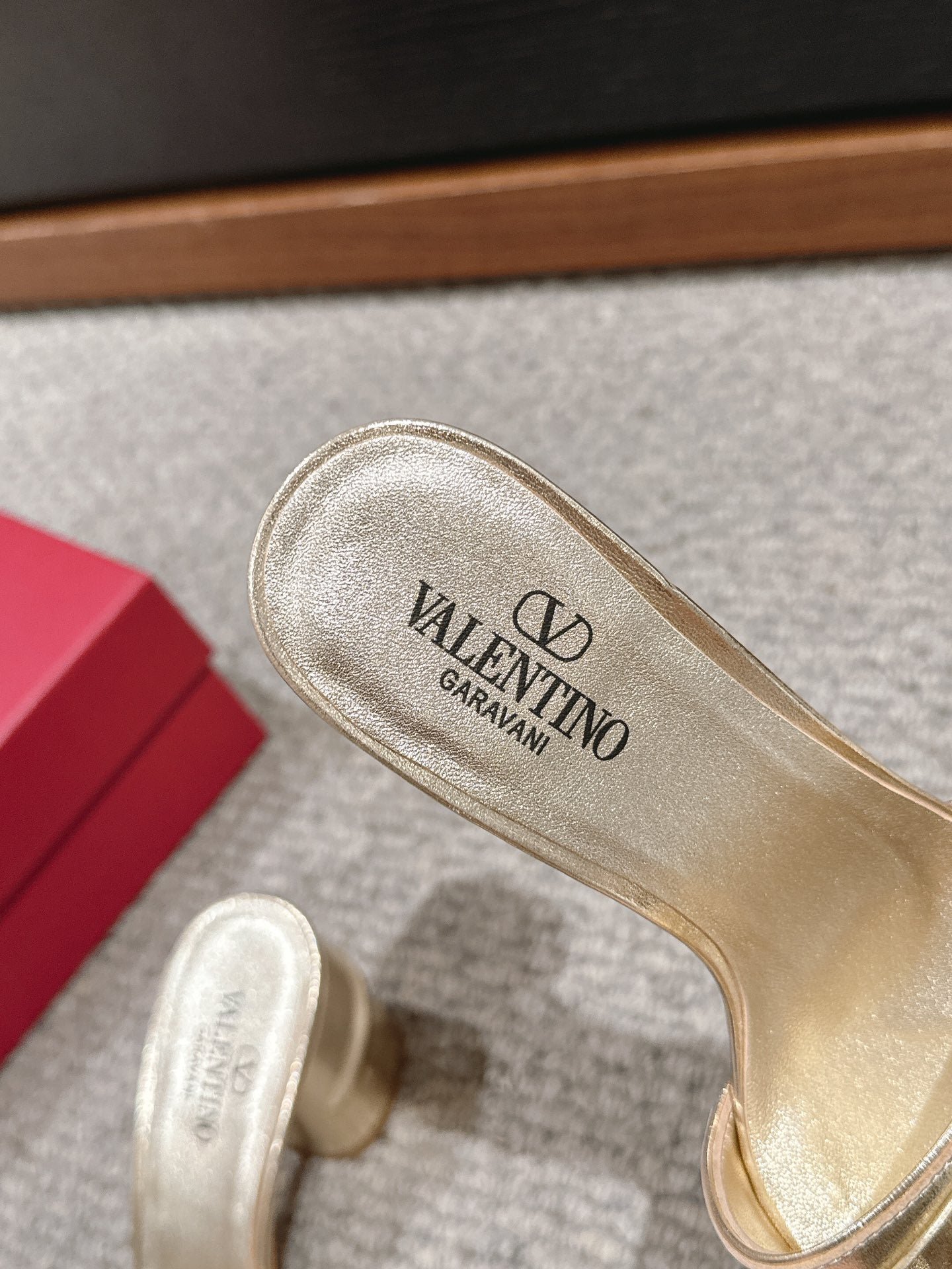 VLOGO SIGNATURE SLIDE SANDAL 60MM IN GOLD CALFSKIN - Image 7