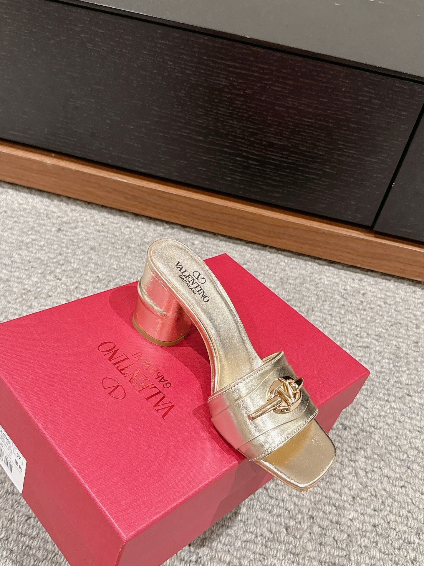 VLOGO SIGNATURE SLIDE SANDAL 60MM IN GOLD CALFSKIN - Image 4