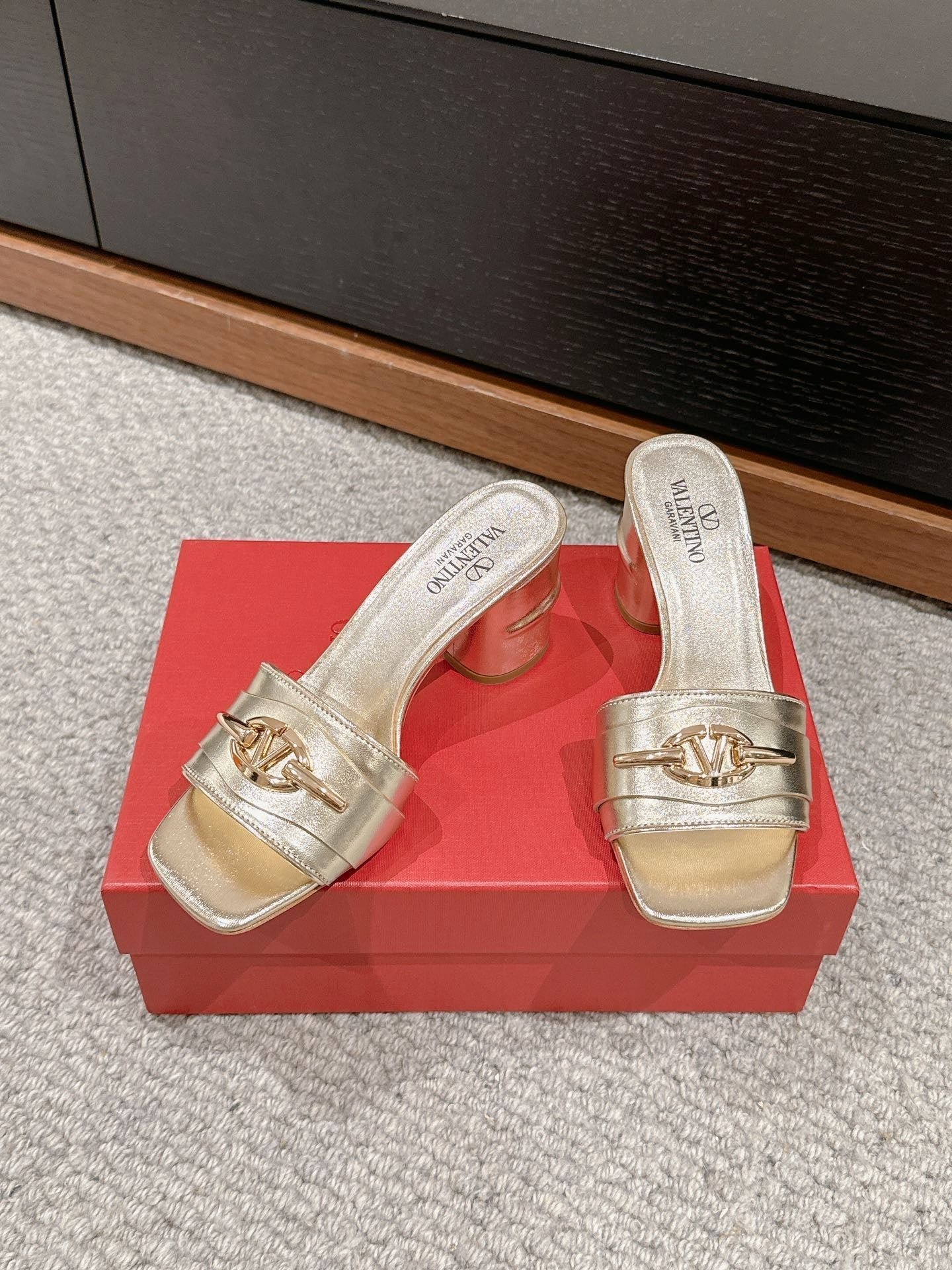 VLOGO SIGNATURE SLIDE SANDAL 60MM IN GOLD CALFSKIN - Image 3