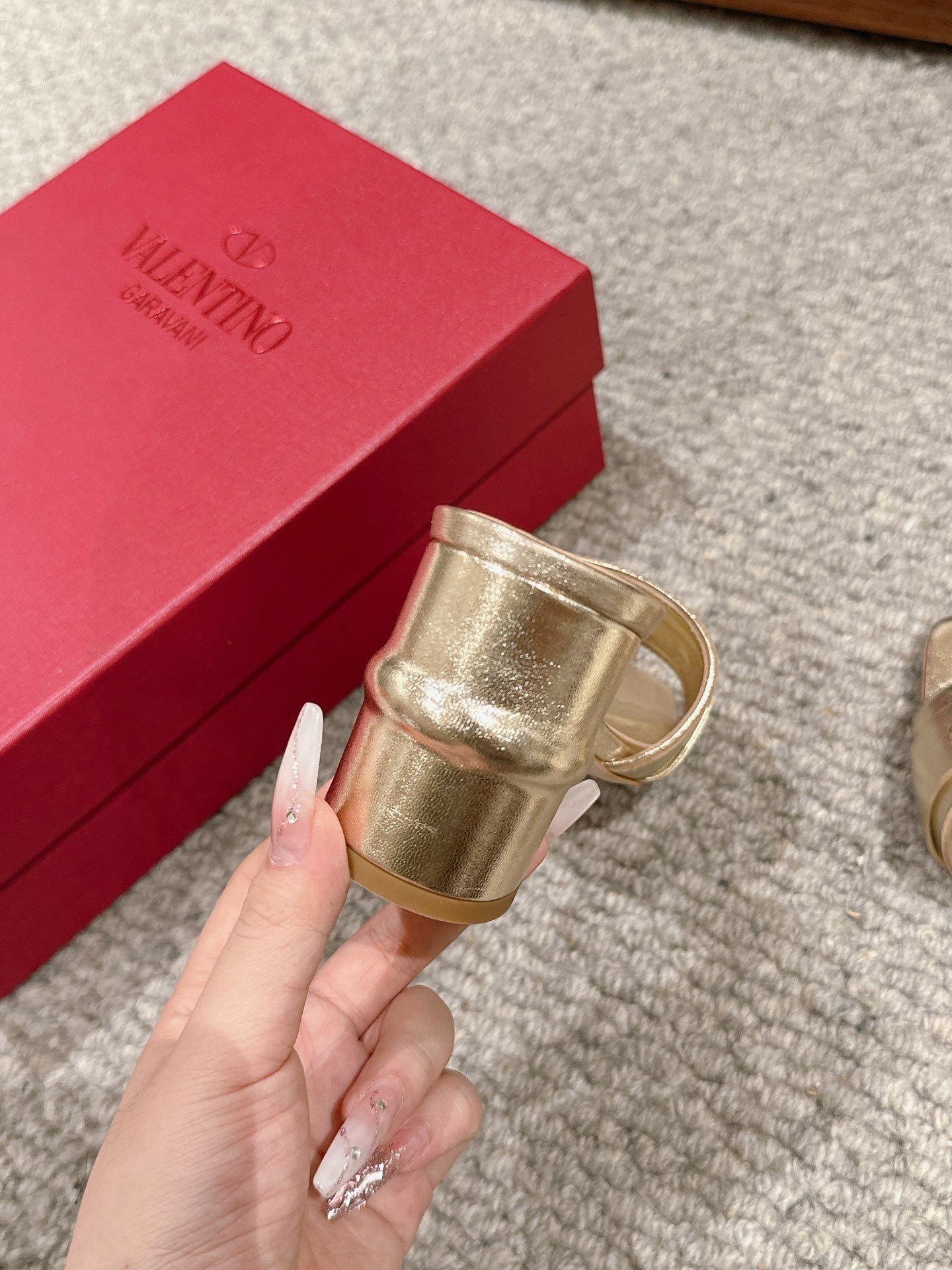 VLOGO SIGNATURE SLIDE SANDAL 60MM IN GOLD CALFSKIN - Image 8