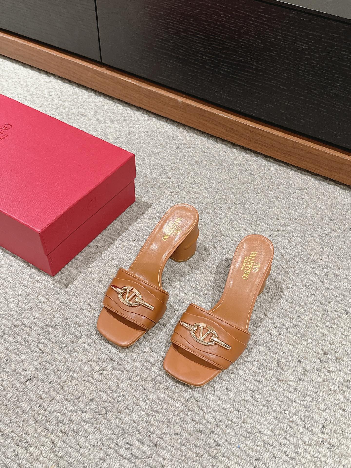 VLOGO SIGNATURE SLIDE SANDAL 60MM IN BRONZE BROWN CALFSKIN - Image 2
