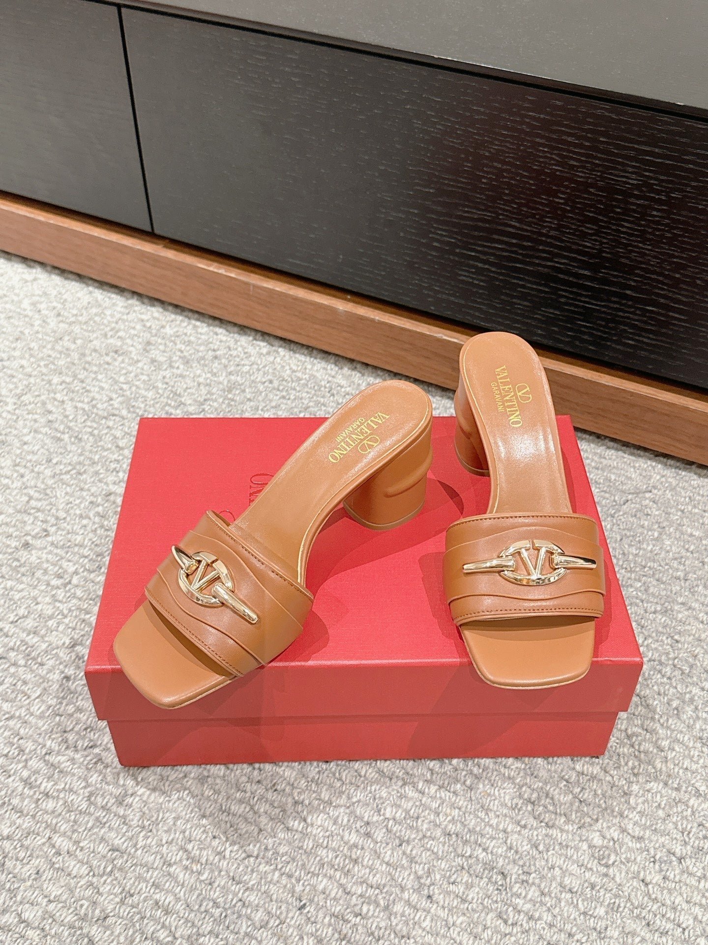 VLOGO SIGNATURE SLIDE SANDAL 60MM IN BRONZE BROWN CALFSKIN - Image 3