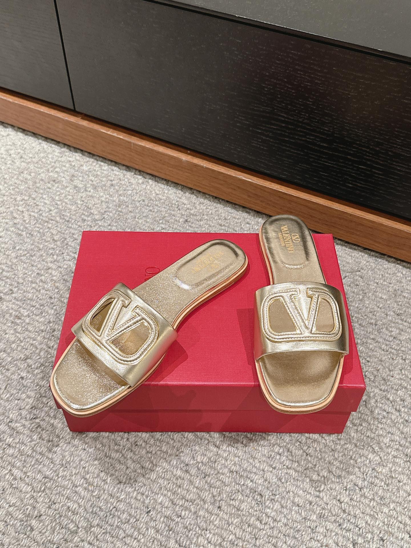VLOGO CUT-OUT GOLD CALFSKIN SLIDE SANDAL - Image 3