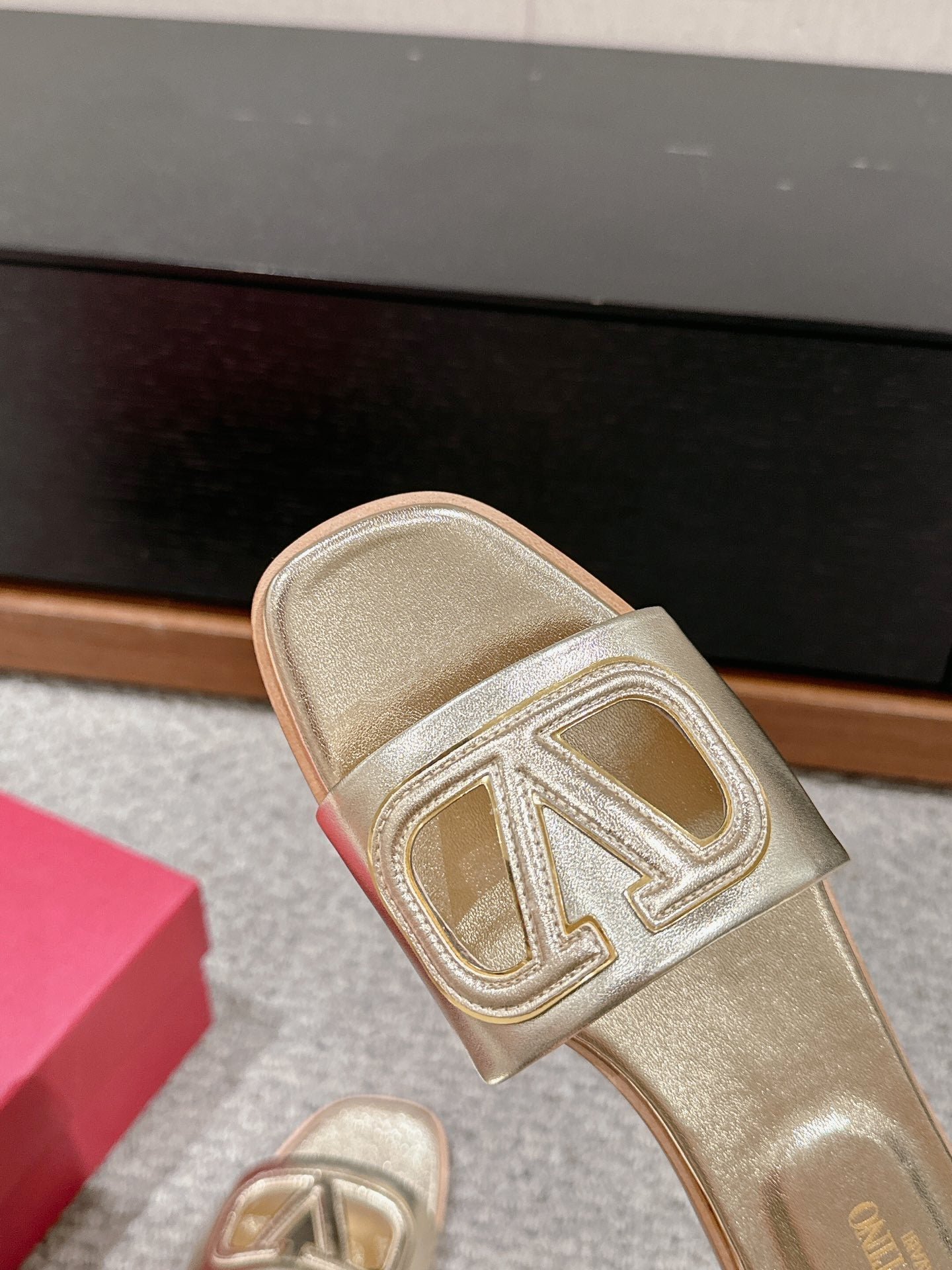 VLOGO CUT-OUT GOLD CALFSKIN SLIDE SANDAL - Image 6