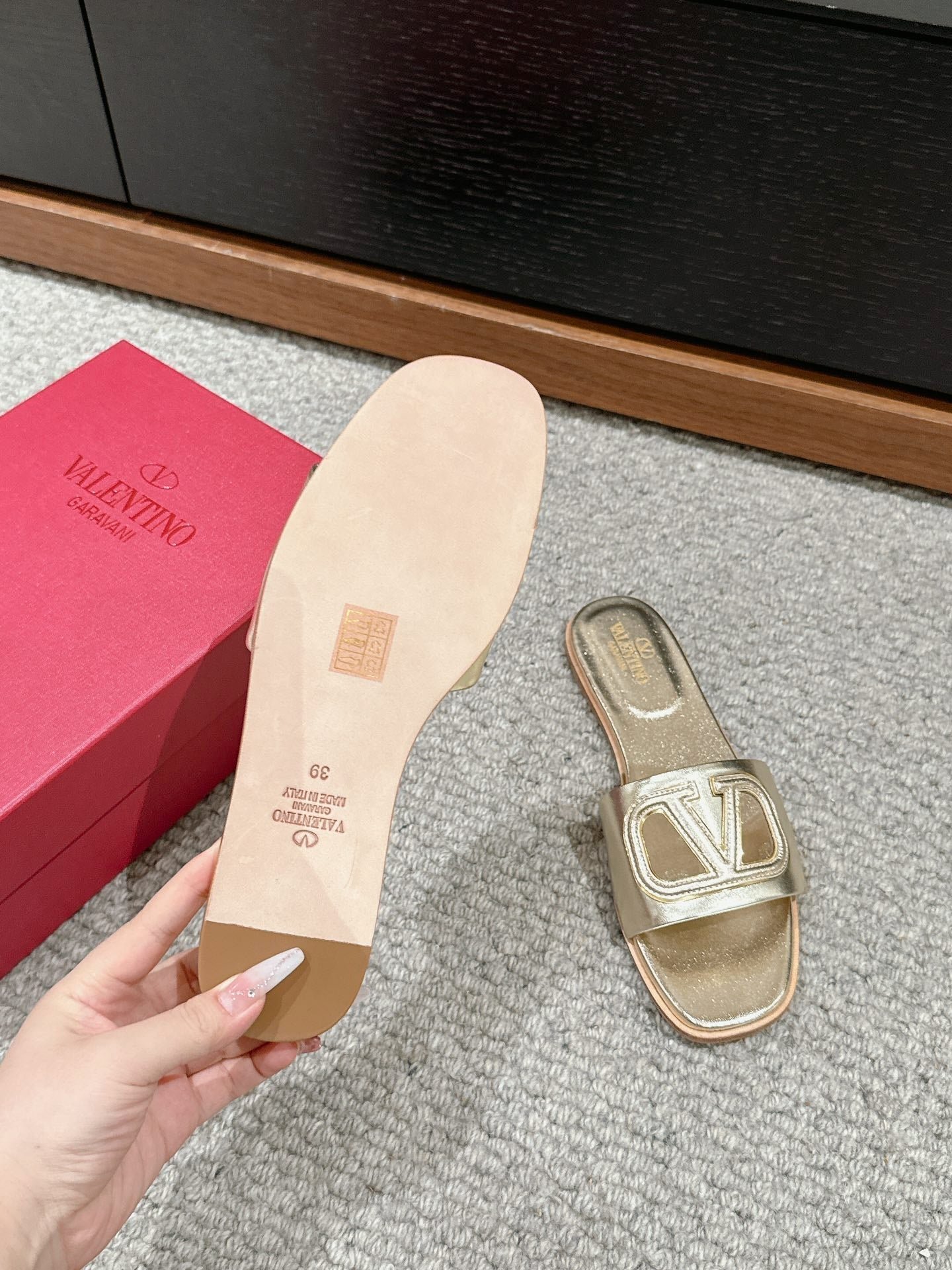 VLOGO CUT-OUT GOLD CALFSKIN SLIDE SANDAL - Image 9