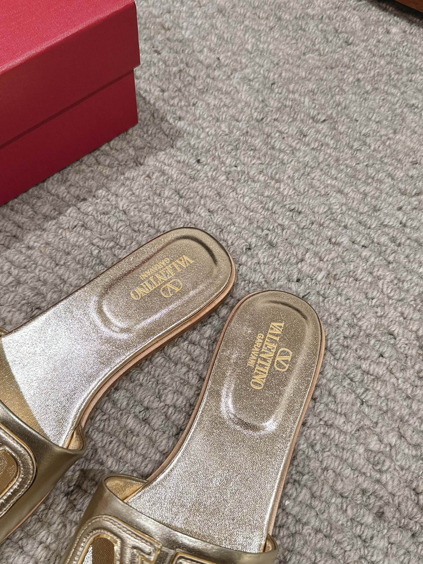 VLOGO CUT-OUT GOLD CALFSKIN SLIDE SANDAL - Image 7