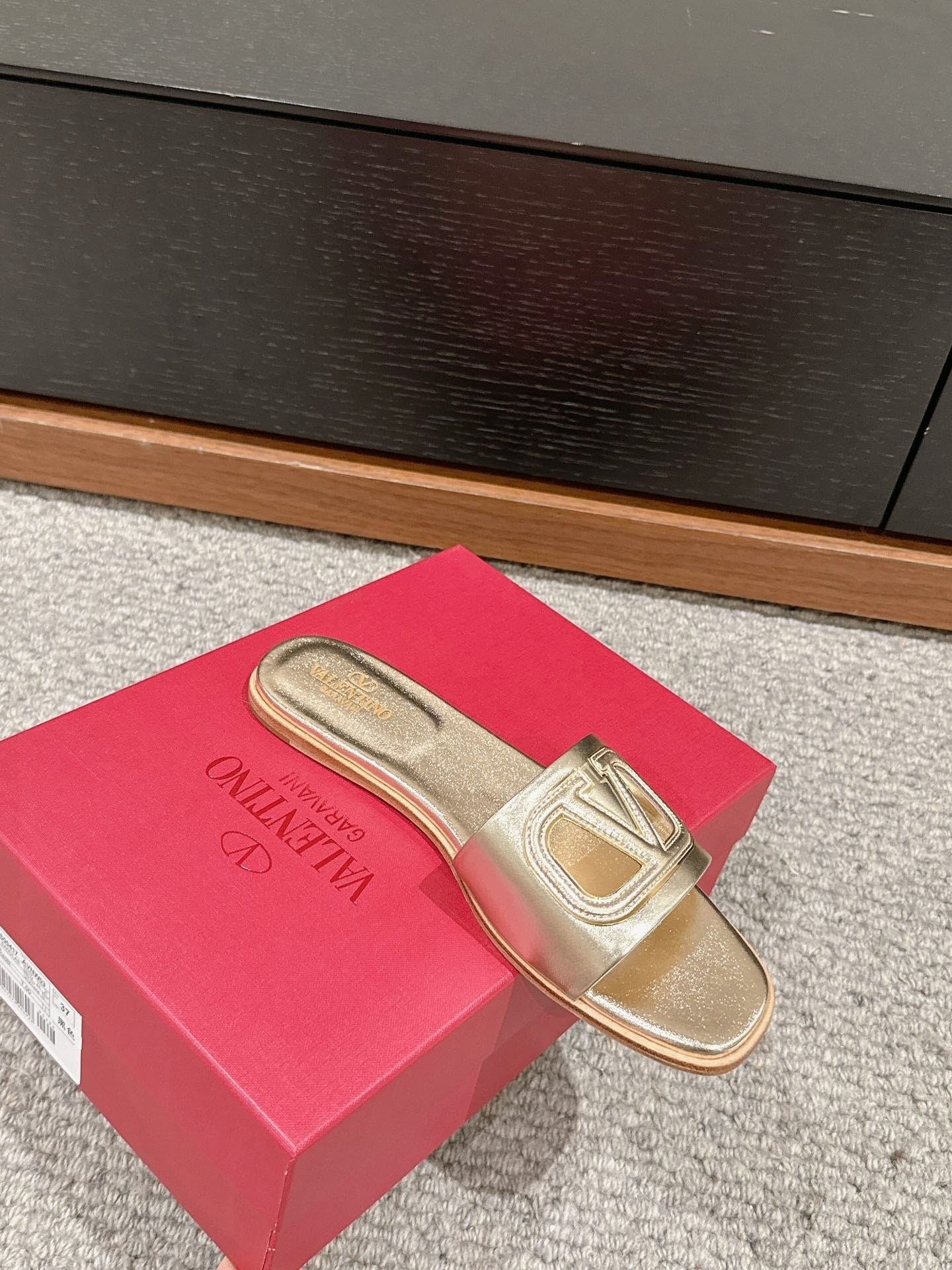VLOGO CUT-OUT GOLD CALFSKIN SLIDE SANDAL - Image 4