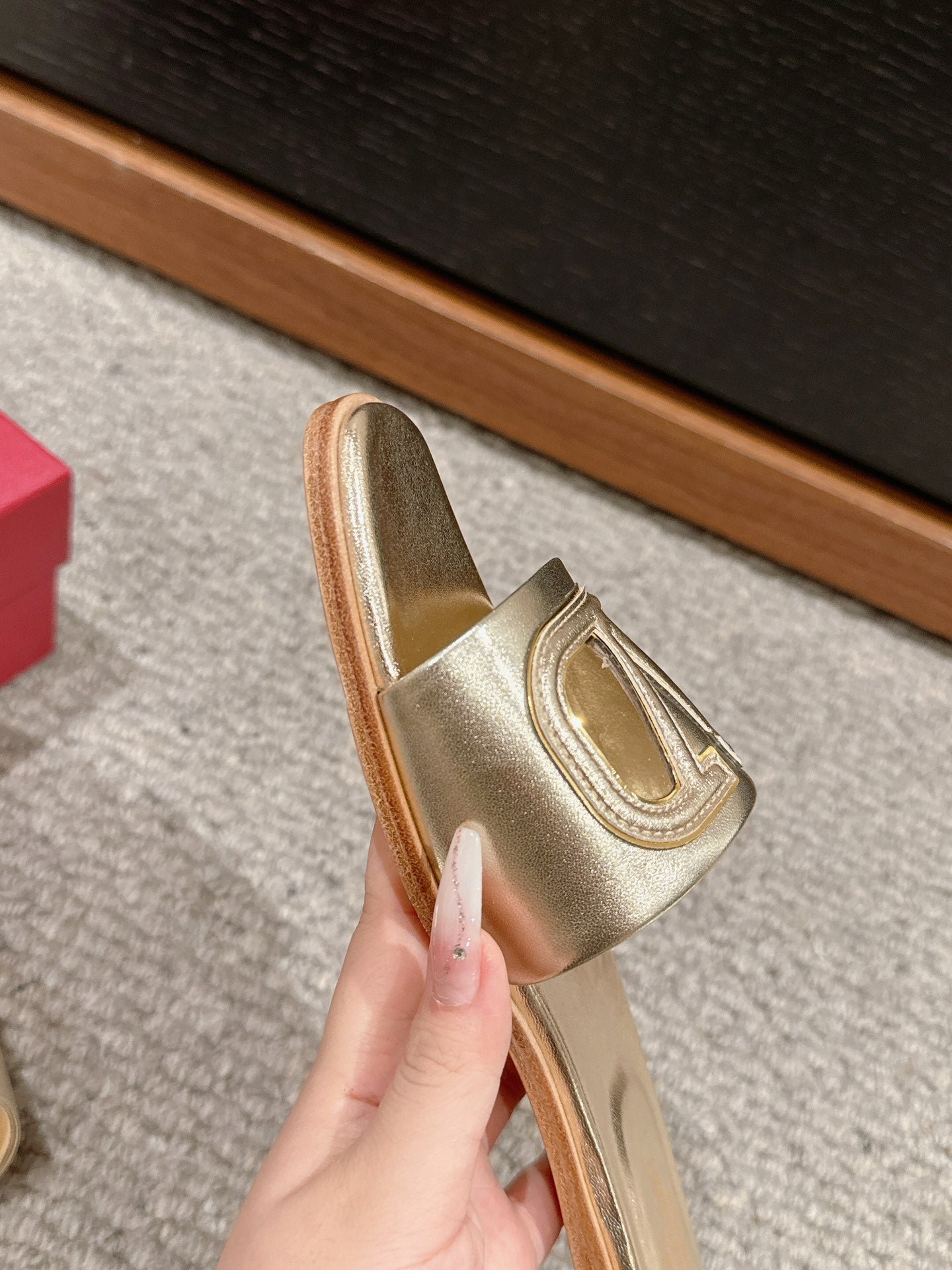 VLOGO CUT-OUT GOLD CALFSKIN SLIDE SANDAL - Image 8