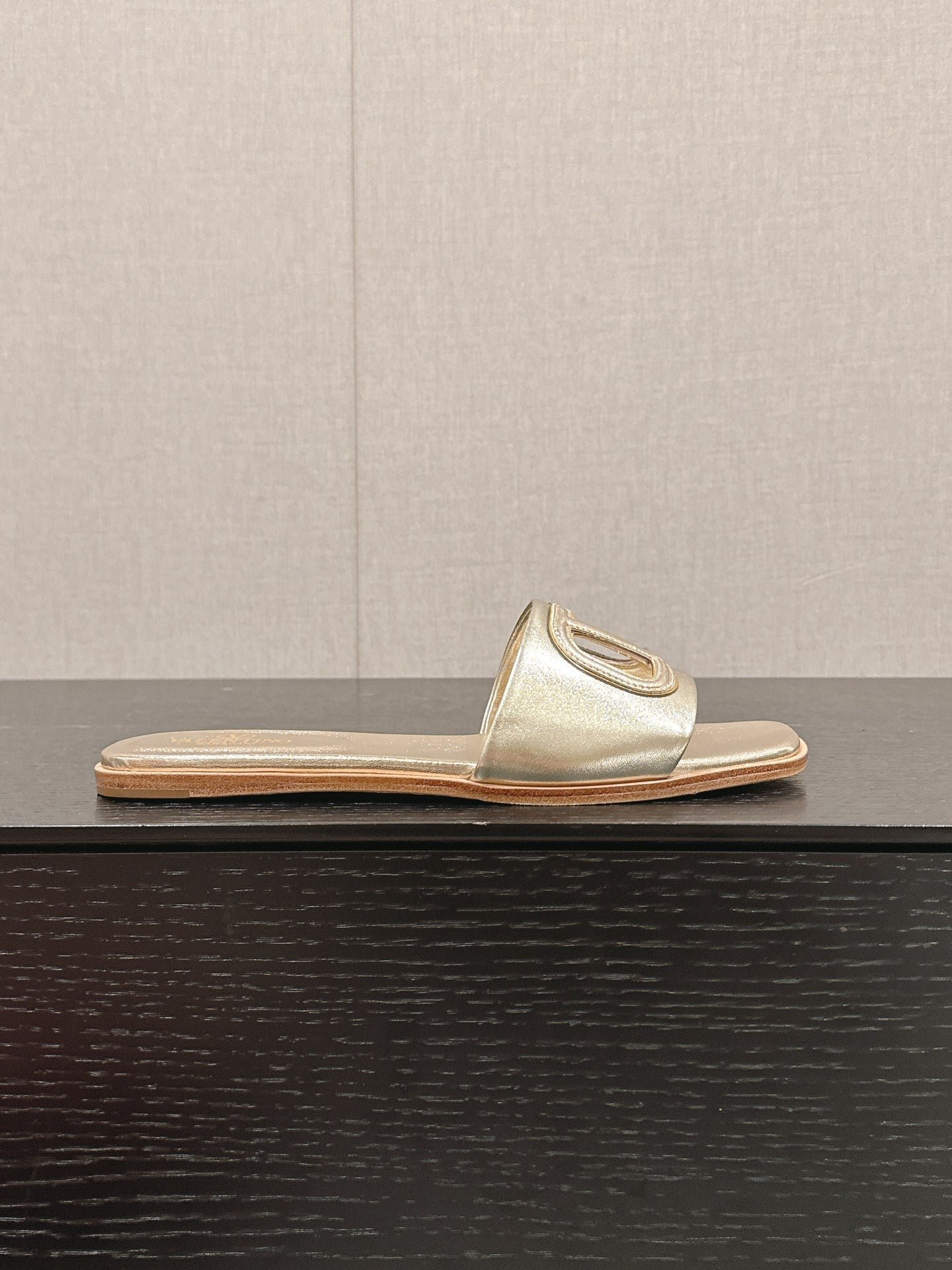VLOGO CUT-OUT GOLD CALFSKIN SLIDE SANDAL - Image 5