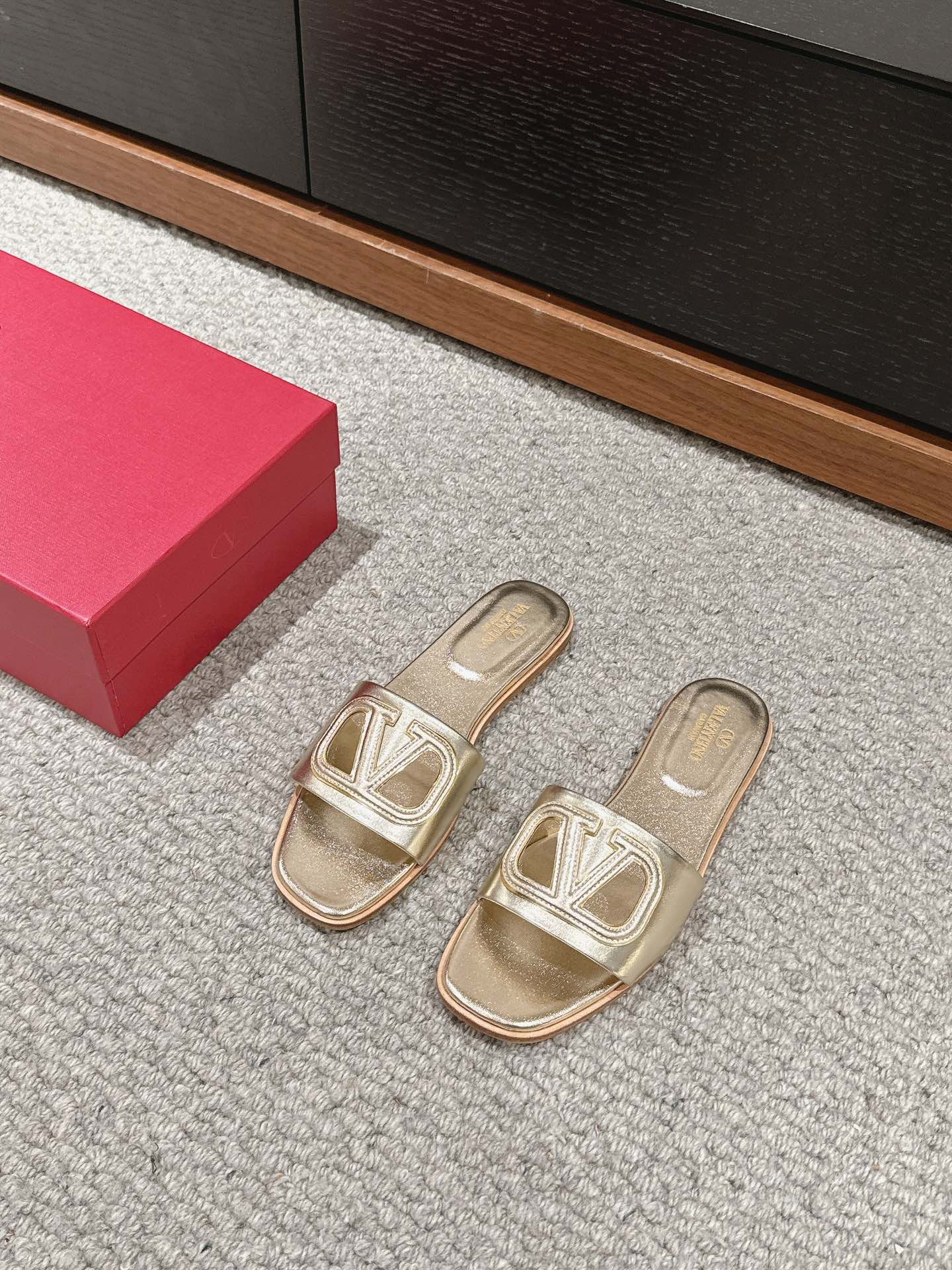 VLOGO CUT-OUT GOLD CALFSKIN SLIDE SANDAL - Image 2