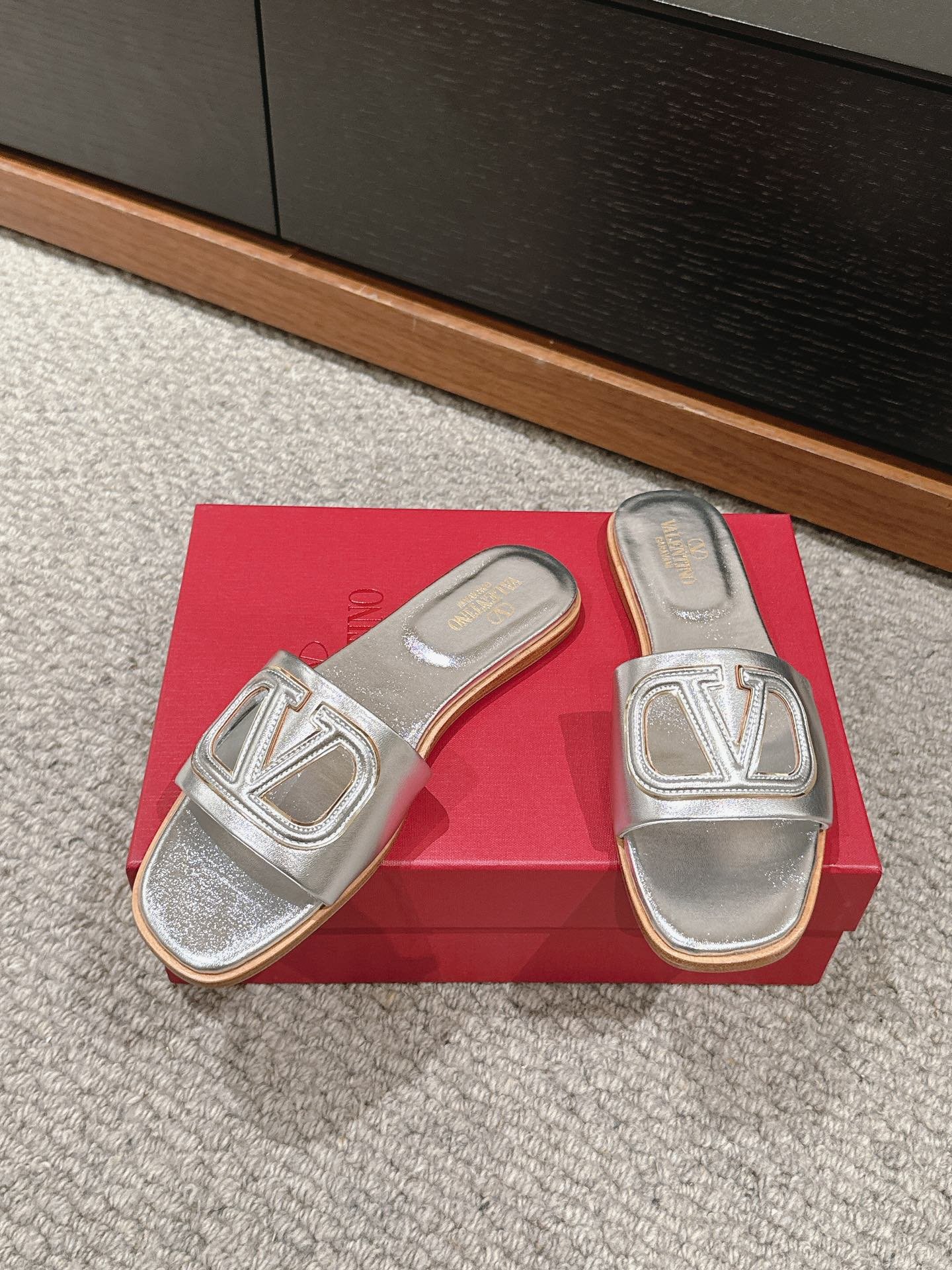 VLOGO CUT-OUT SILVER CALFSKIN SLIDE SANDAL - Image 2