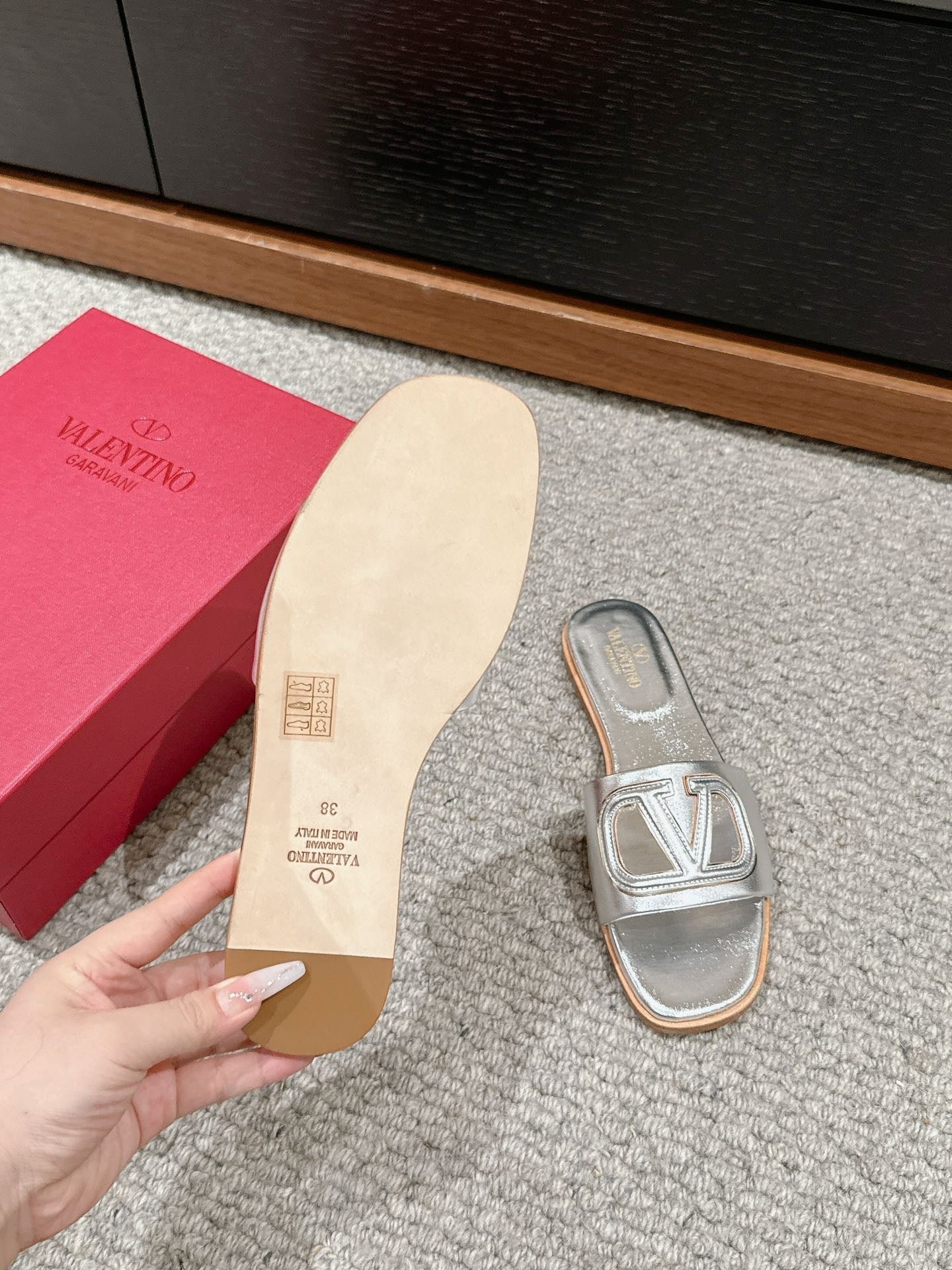 VLOGO CUT-OUT SILVER CALFSKIN SLIDE SANDAL - Image 9
