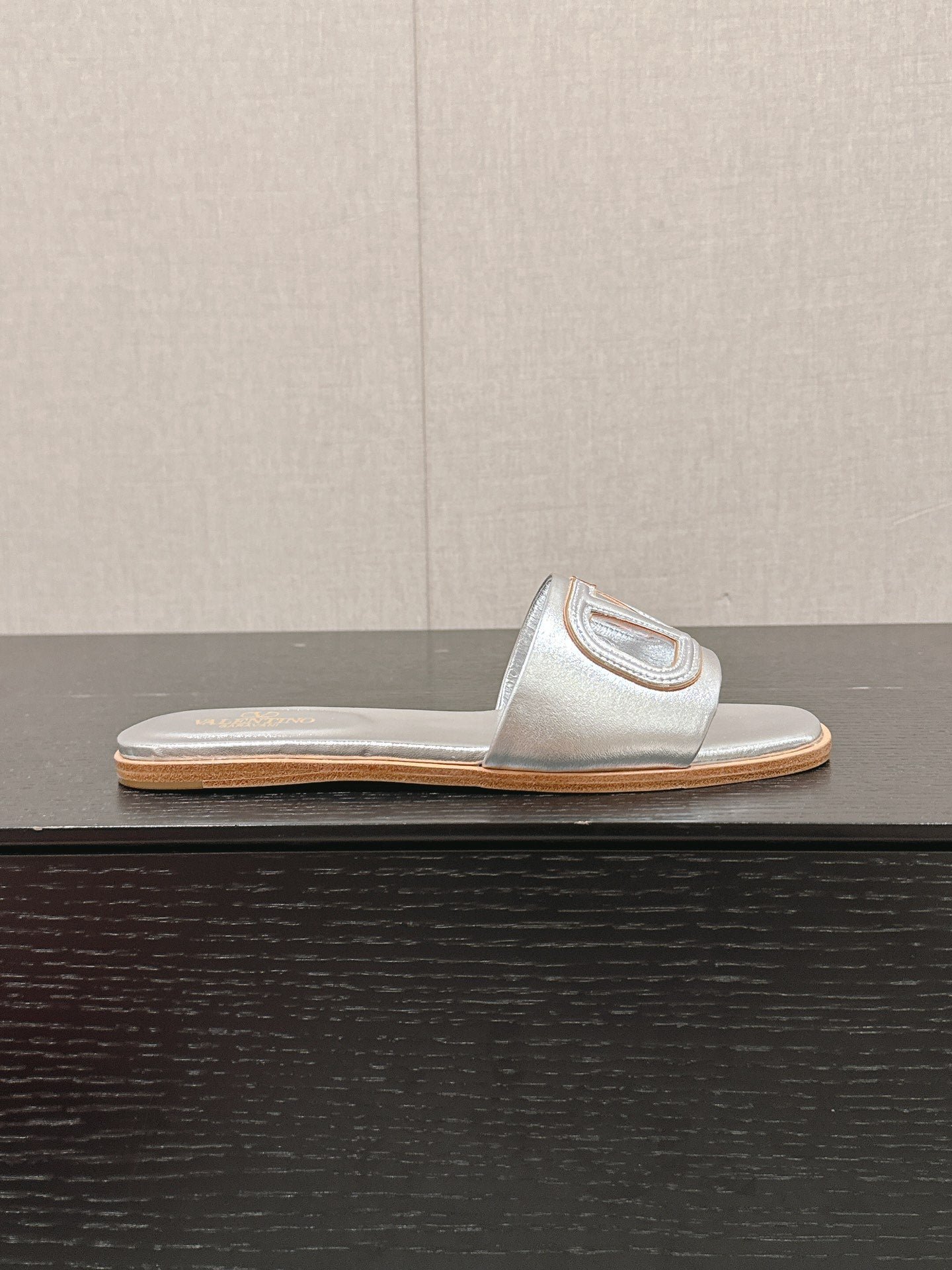 VLOGO CUT-OUT SILVER CALFSKIN SLIDE SANDAL - Image 5