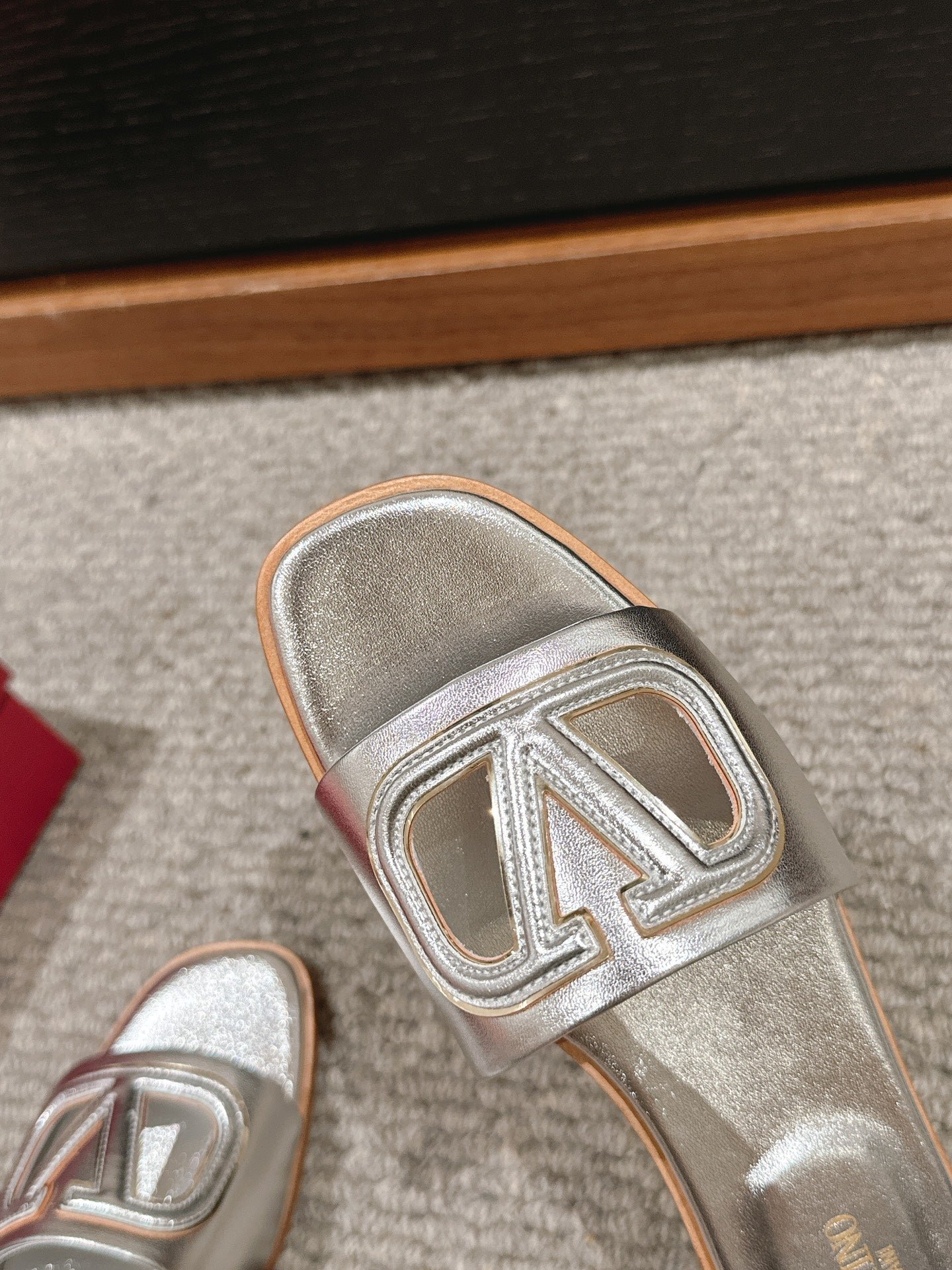 VLOGO CUT-OUT SILVER CALFSKIN SLIDE SANDAL - Image 6