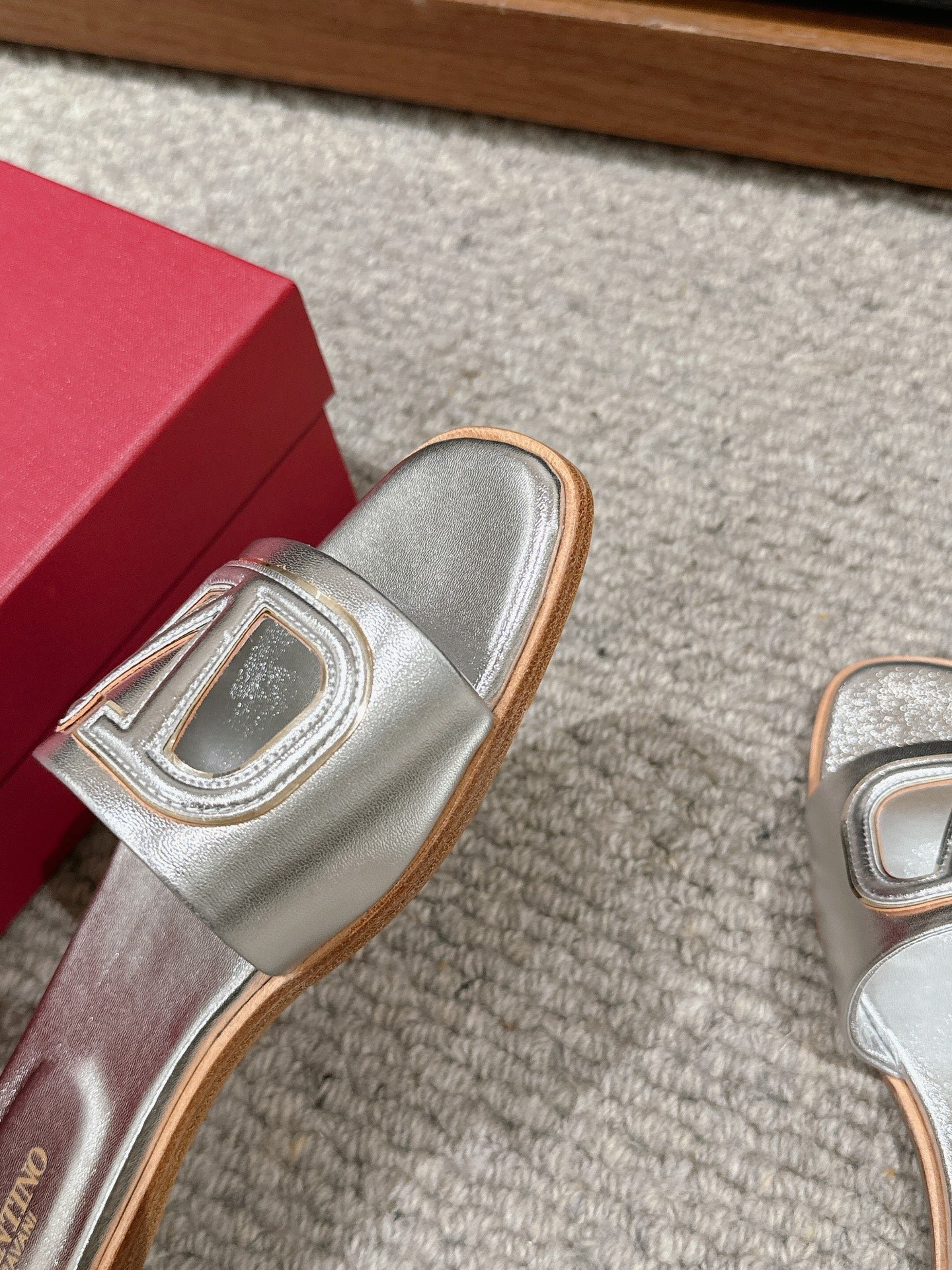 VLOGO CUT-OUT SILVER CALFSKIN SLIDE SANDAL - Image 7