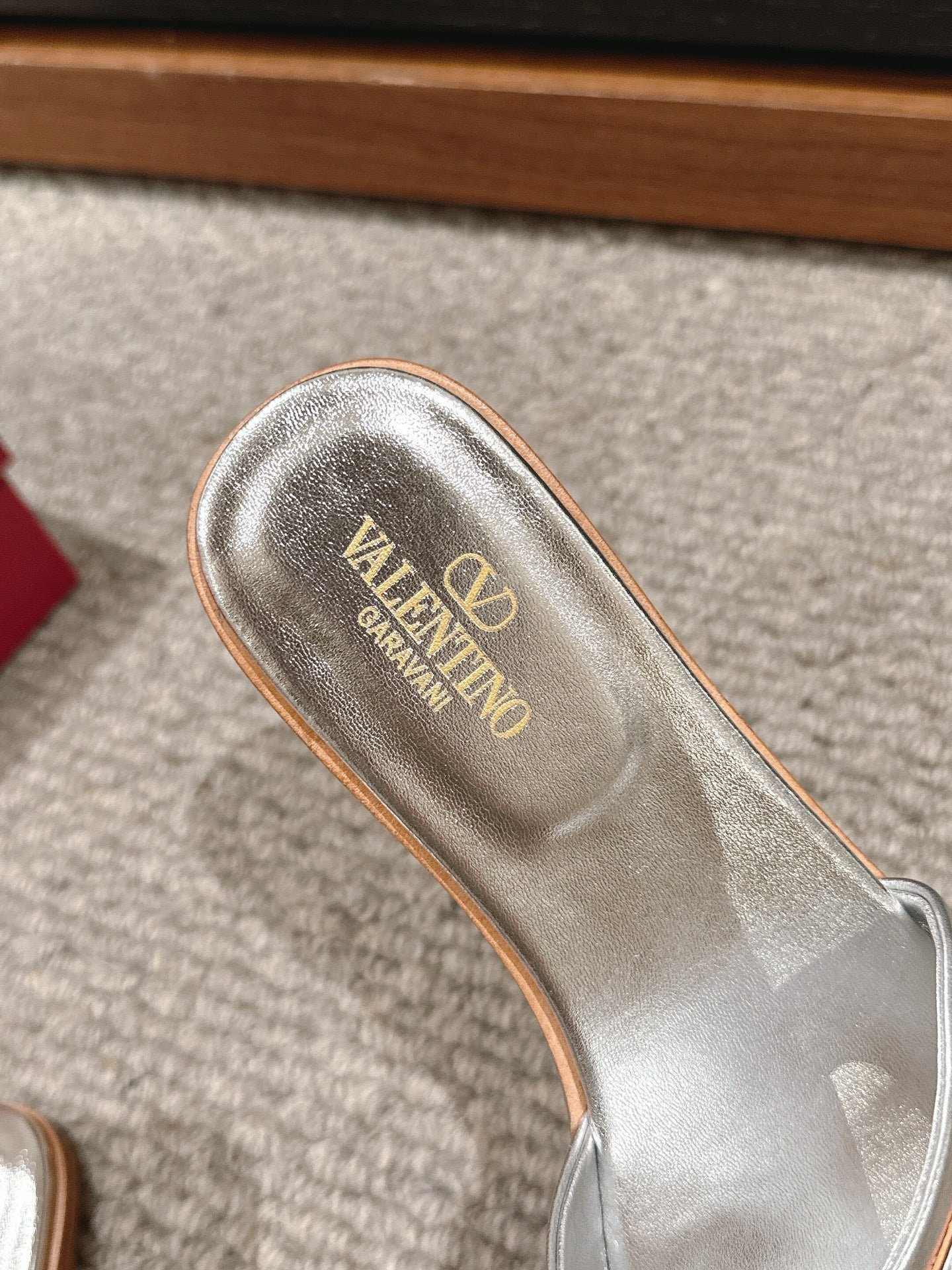 VLOGO CUT-OUT SILVER CALFSKIN SLIDE SANDAL - Image 8