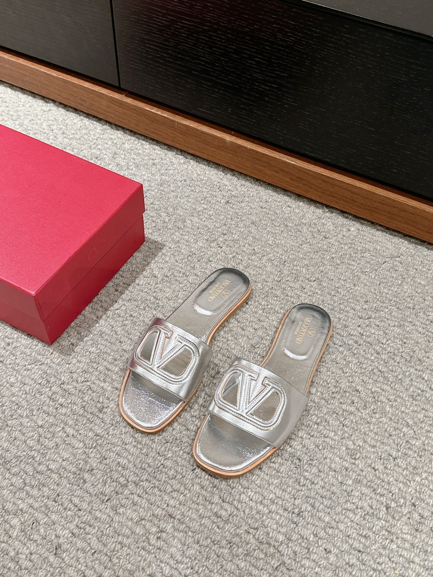 VLOGO CUT-OUT SILVER CALFSKIN SLIDE SANDAL - Image 3